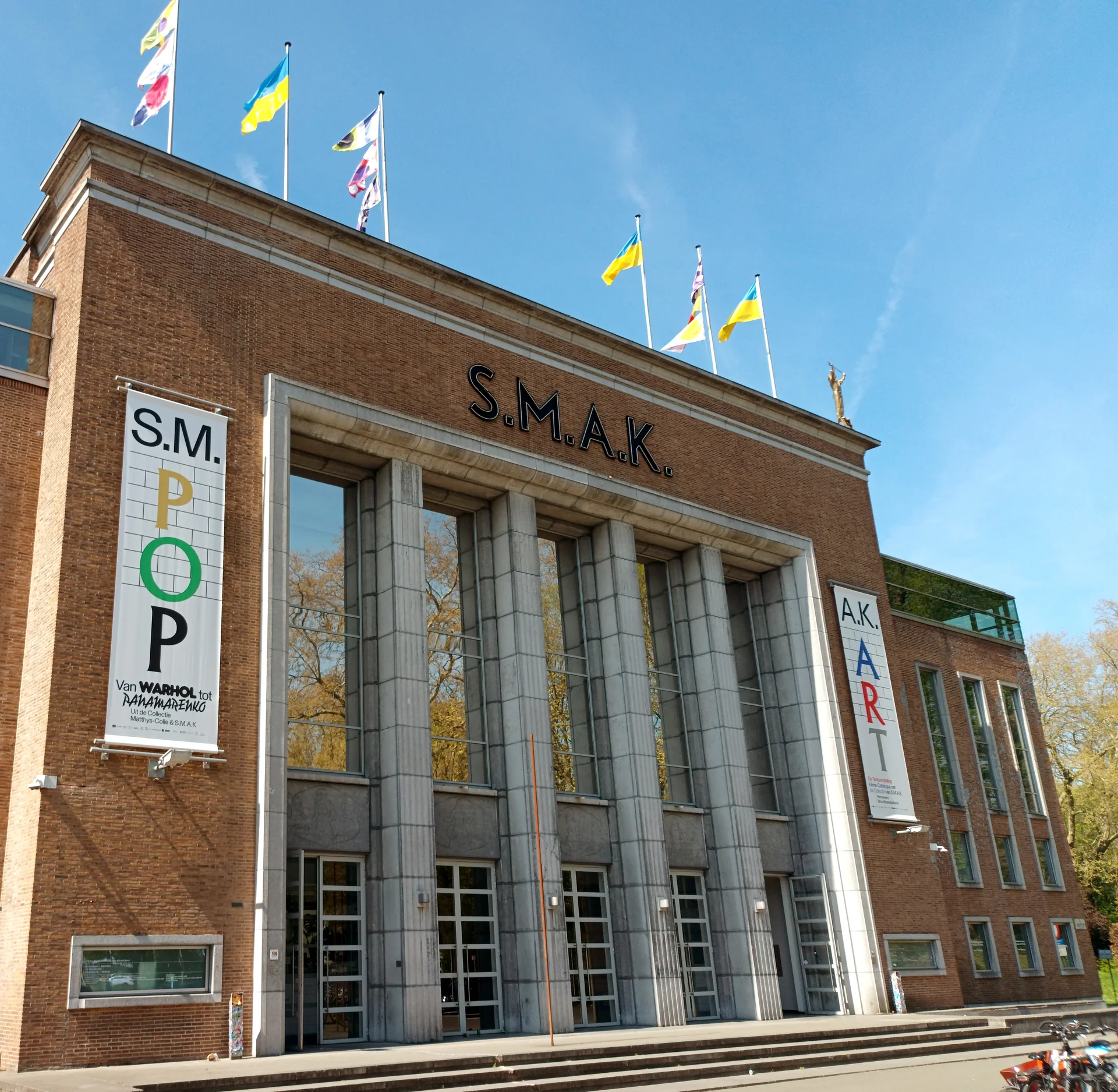 Edifício do S.M.A.K., Museu Municipal de Arte Contemporânea de Gante, fotografado em luz natural.