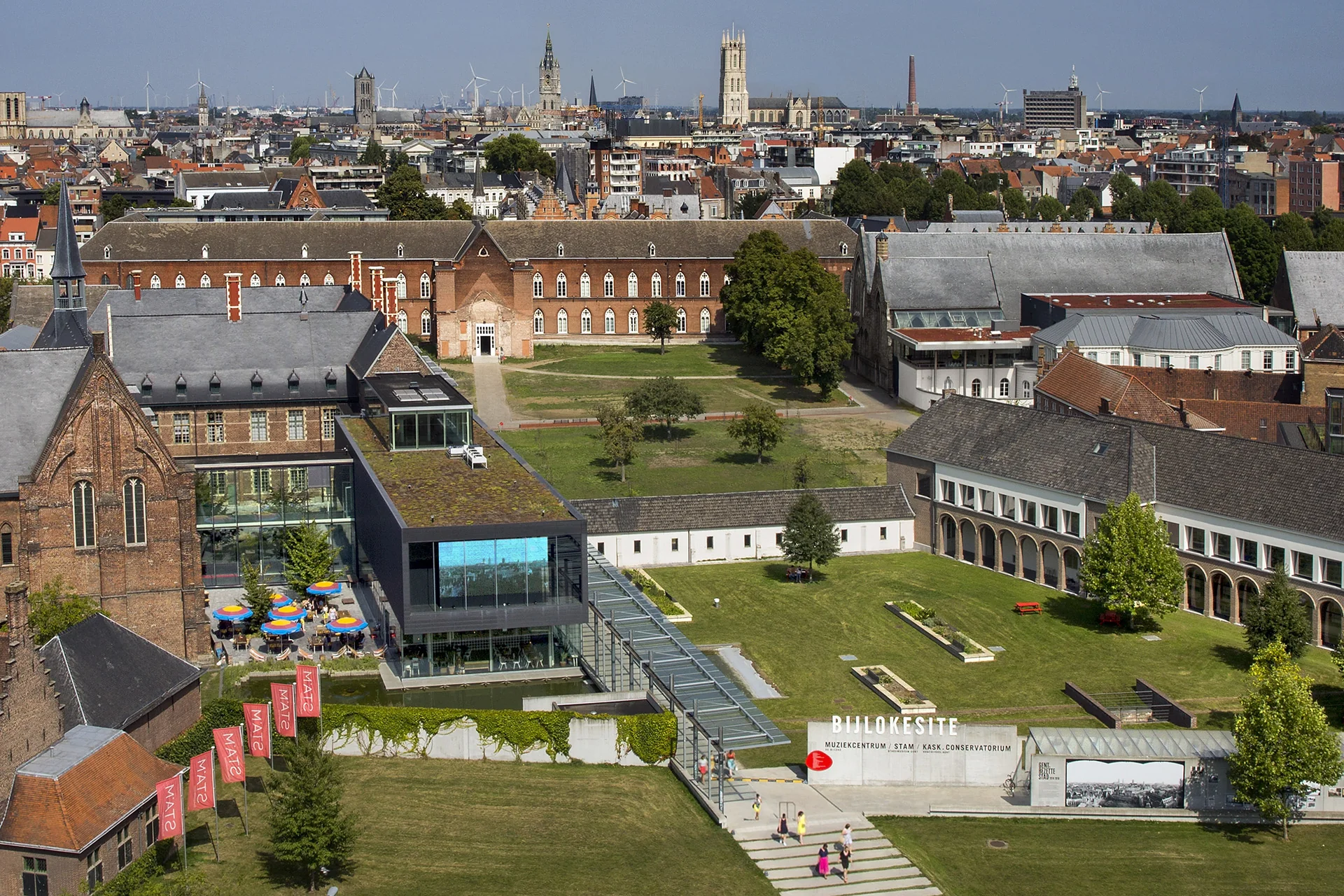 Edifício do STAM, Museu da Cidade de Gante, no complexo de Bijloke, visto sob luz diurna.