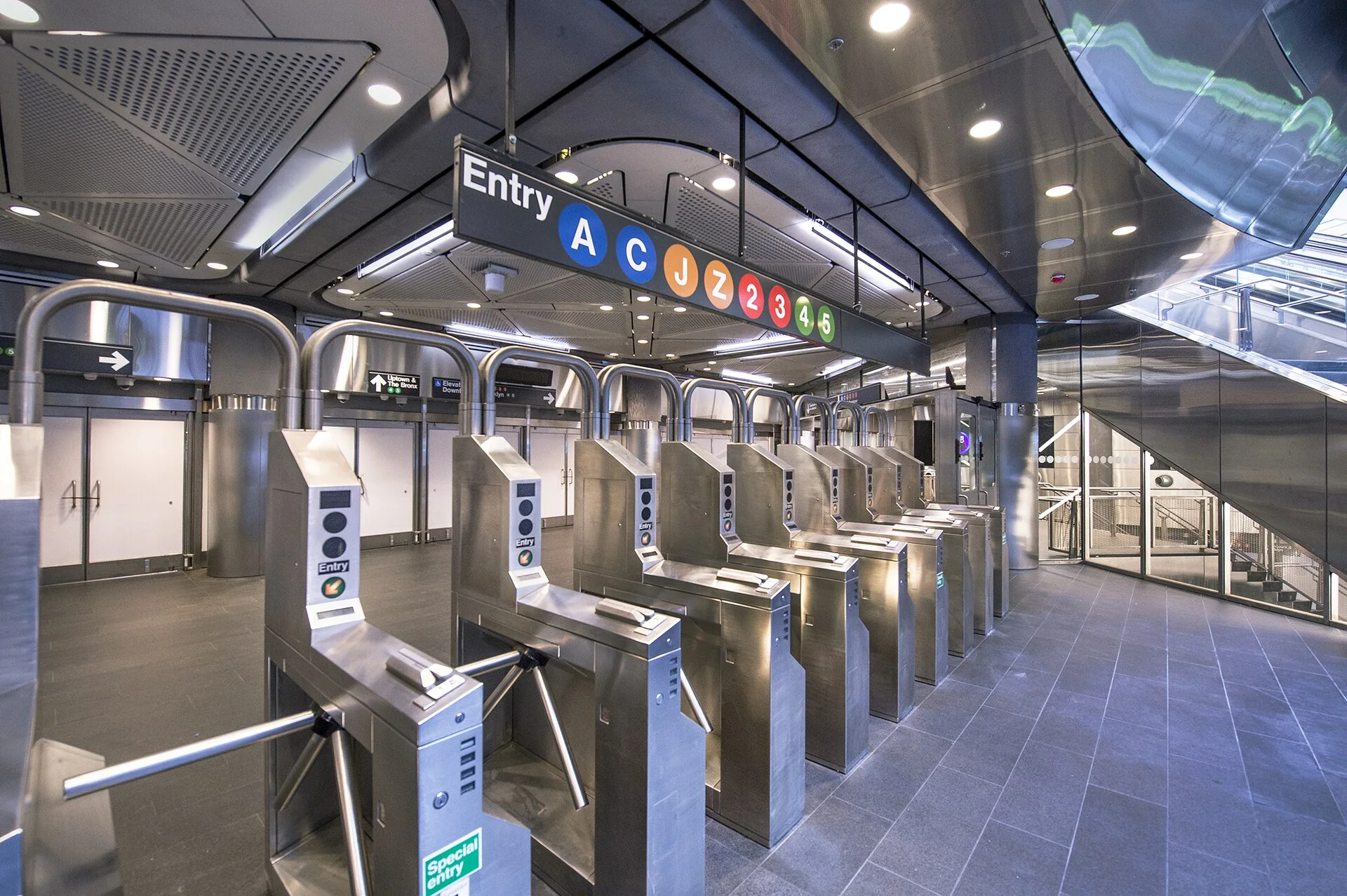 Catracas e placa de entrada das linhas A, C, J, Z, 2, 3, 4 e 5 no Fulton Center, em Lower Manhattan.