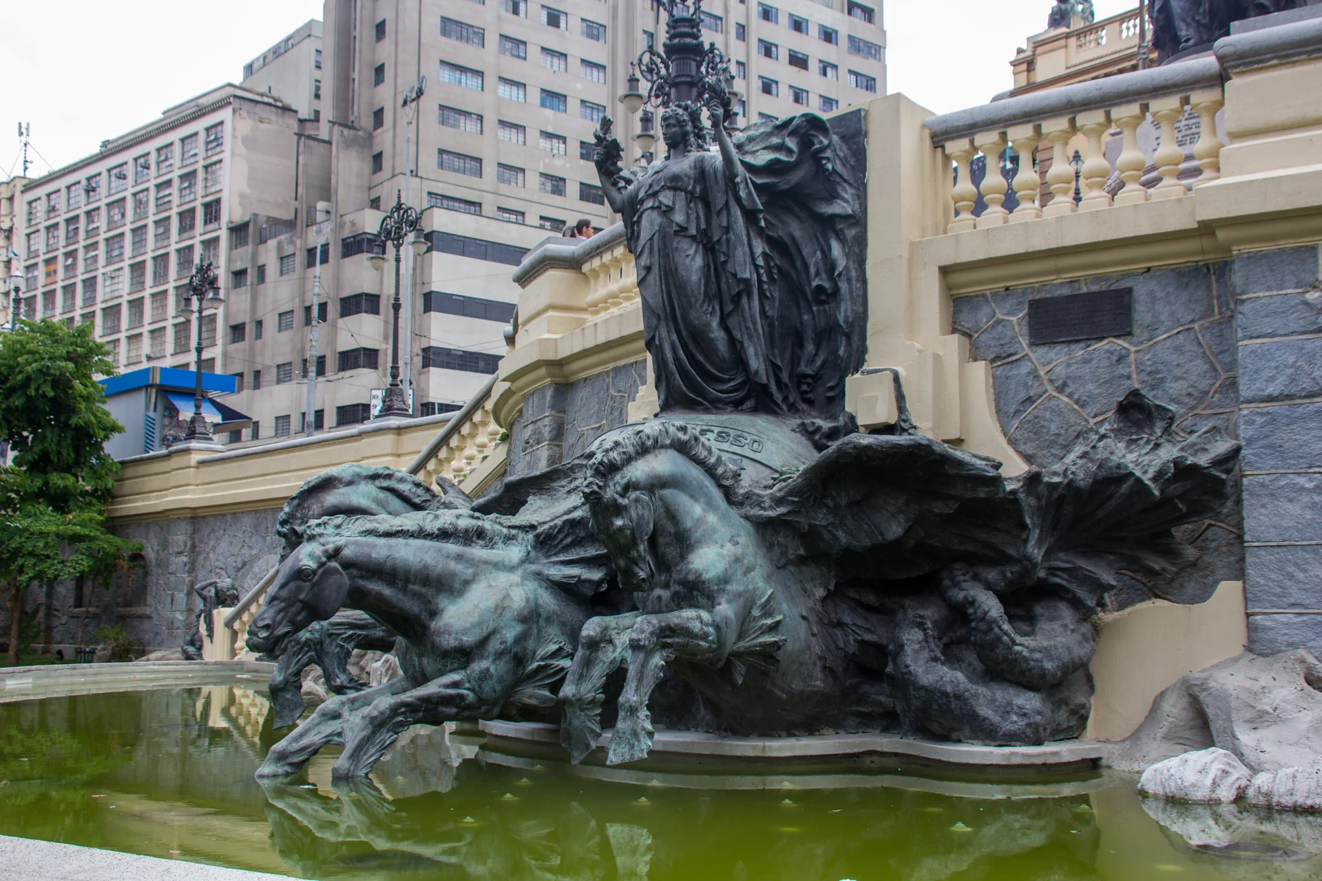 Imagem de contexto do destino da Fonte dos Desejos no Vale do Anhangabaú, Centro de São Paulo; não representa A Casa do Porco, sua propriedade nem seus serviços.