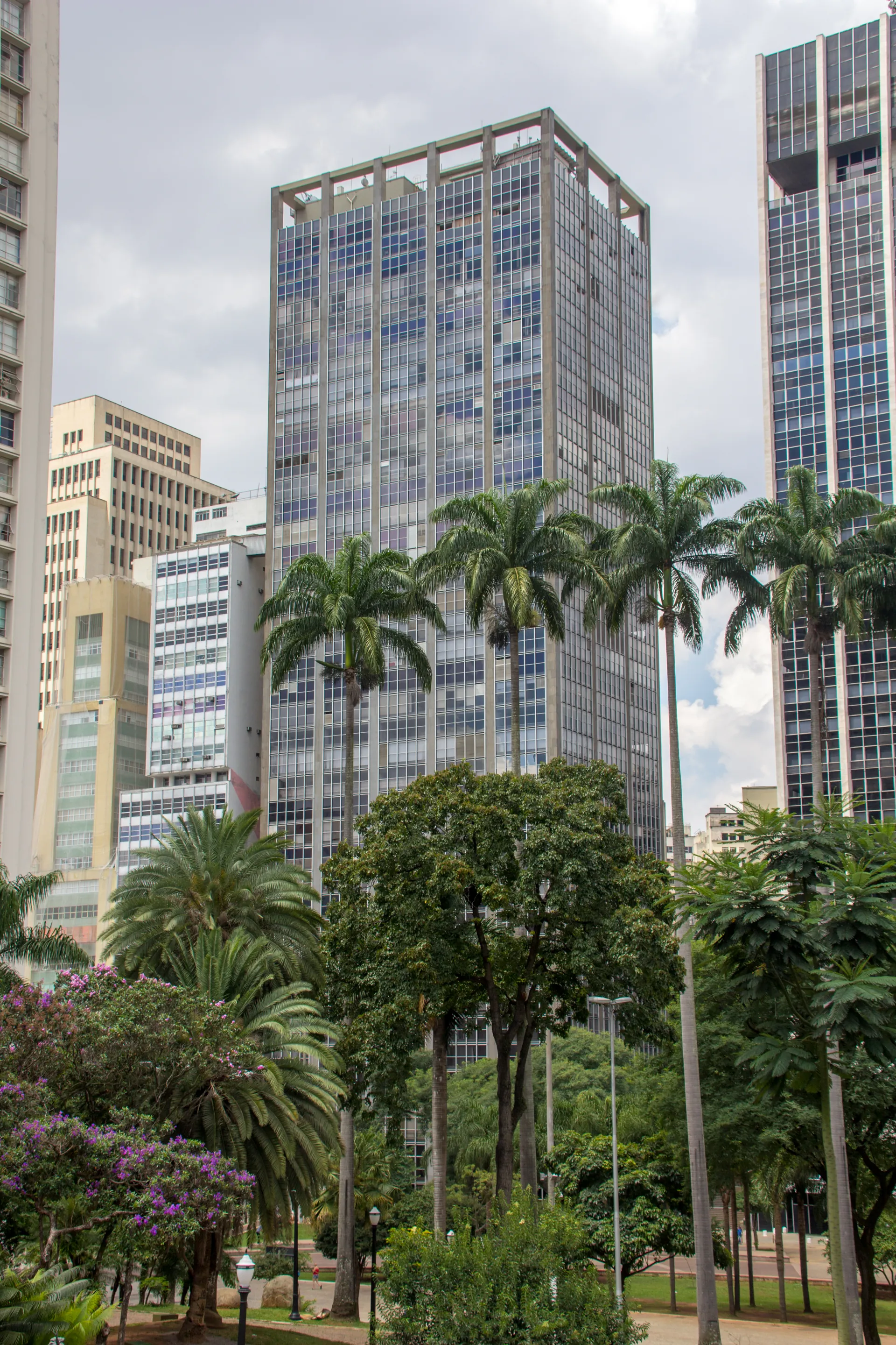 Imagem de contexto do destino com paisagismo e edifícios no Vale do Anhangabaú, Centro de São Paulo; não representa A Casa do Porco, sua propriedade nem seus serviços.