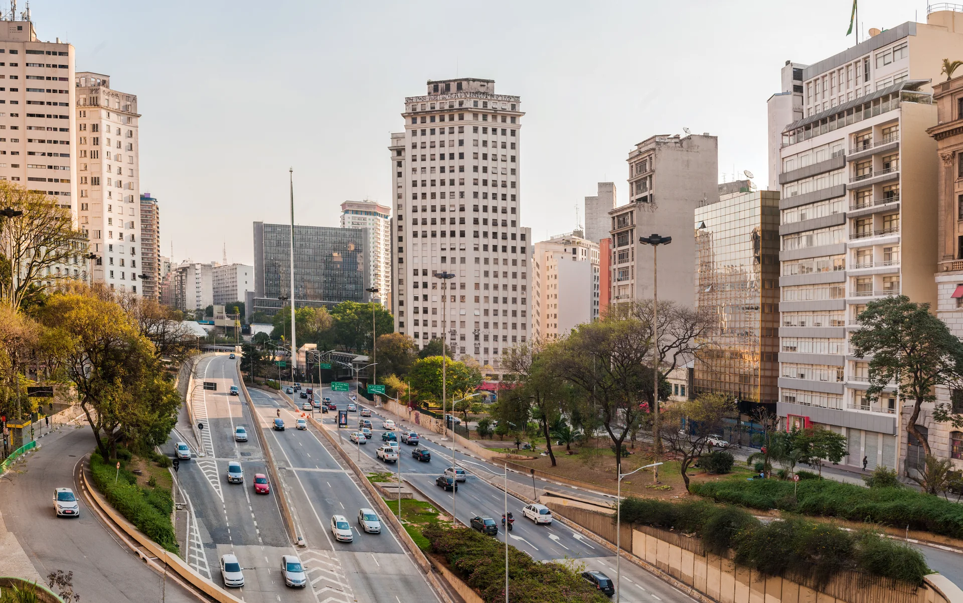 Contexto do destino: avenida e centro de São Paulo sob luz diurna; não representa Airport Bus Service.