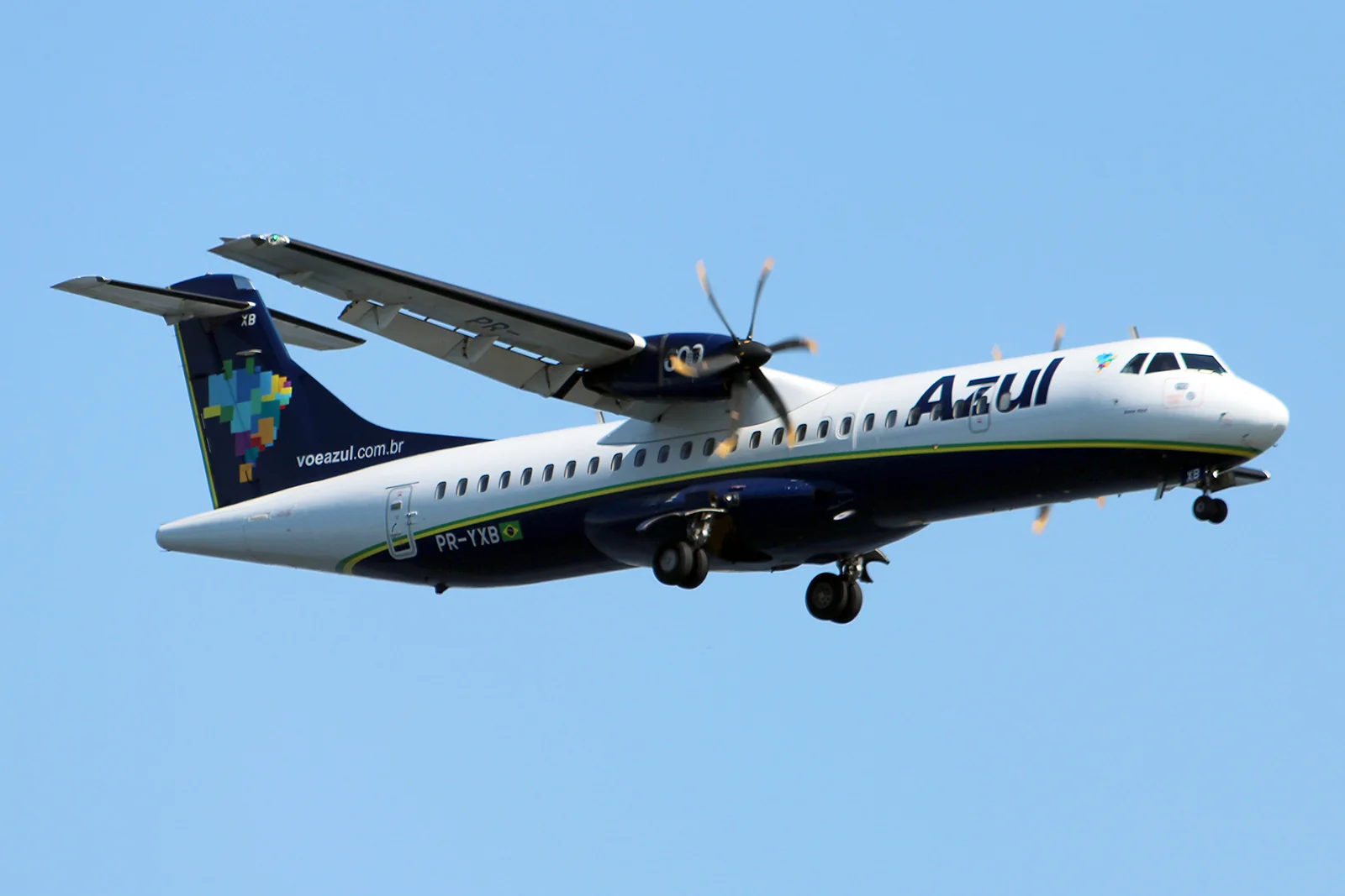 Fotografia de arquivo de 2024 de aeronave ATR 72 identificada como Azul em voo sob céu azul.