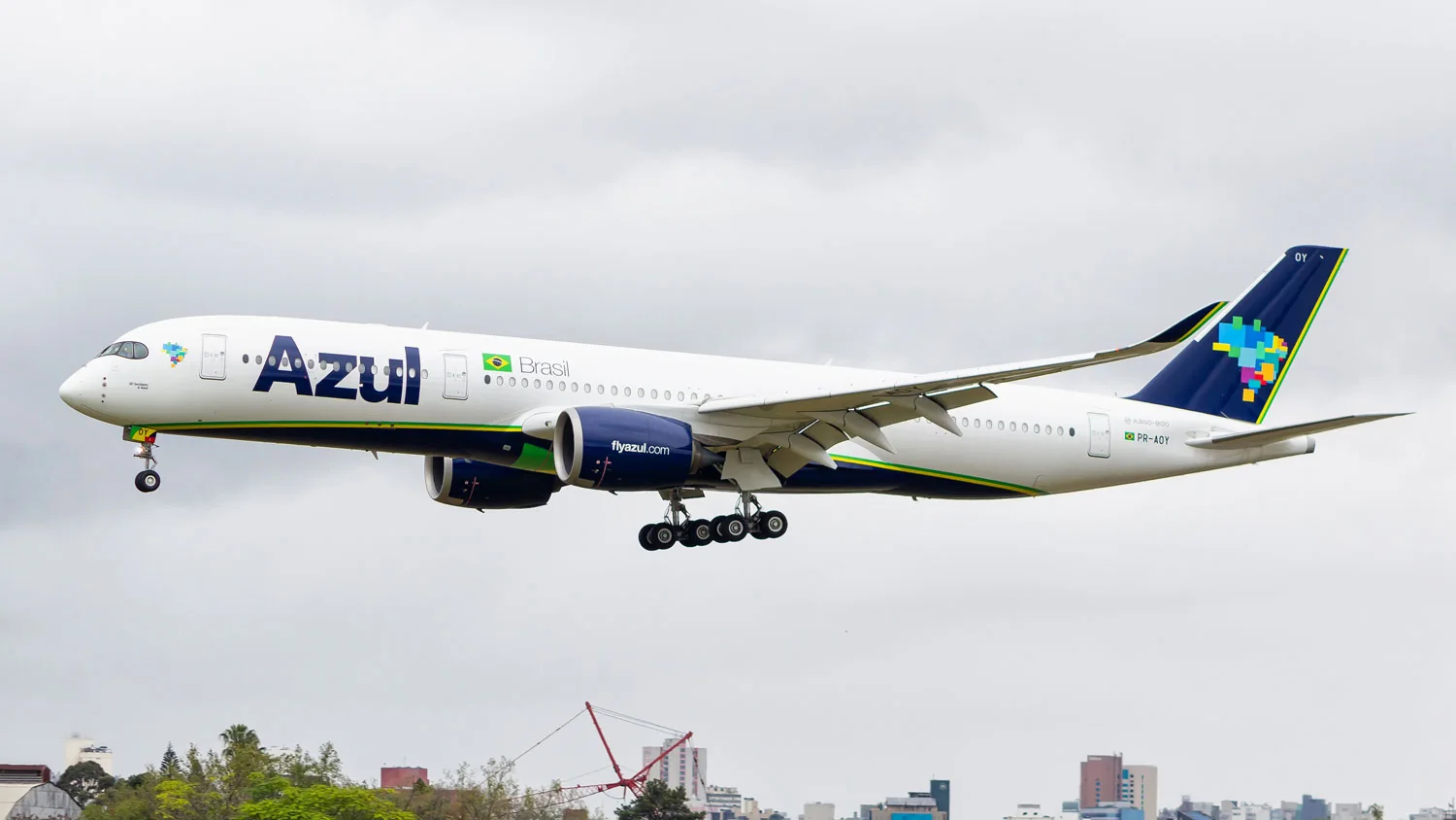 Fotografia de arquivo de 2023 de aeronave Airbus A350-900 identificada como Azul em aproximação, sob céu claro e nublado.
