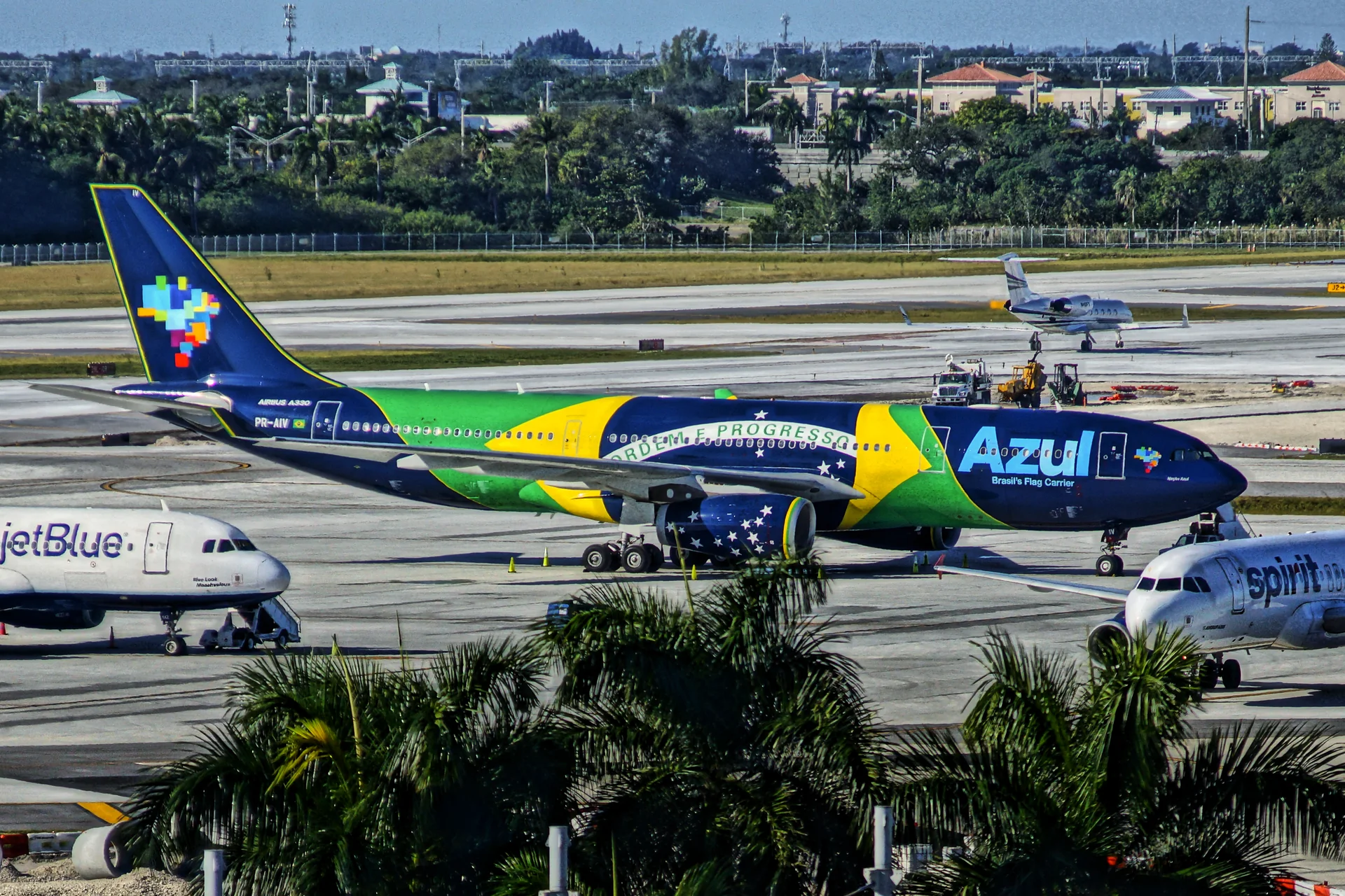 Fotografia de arquivo de 2014 de aeronave Airbus A330-200 identificada como Azul no aeroporto de Fort Lauderdale, sob luz diurna.