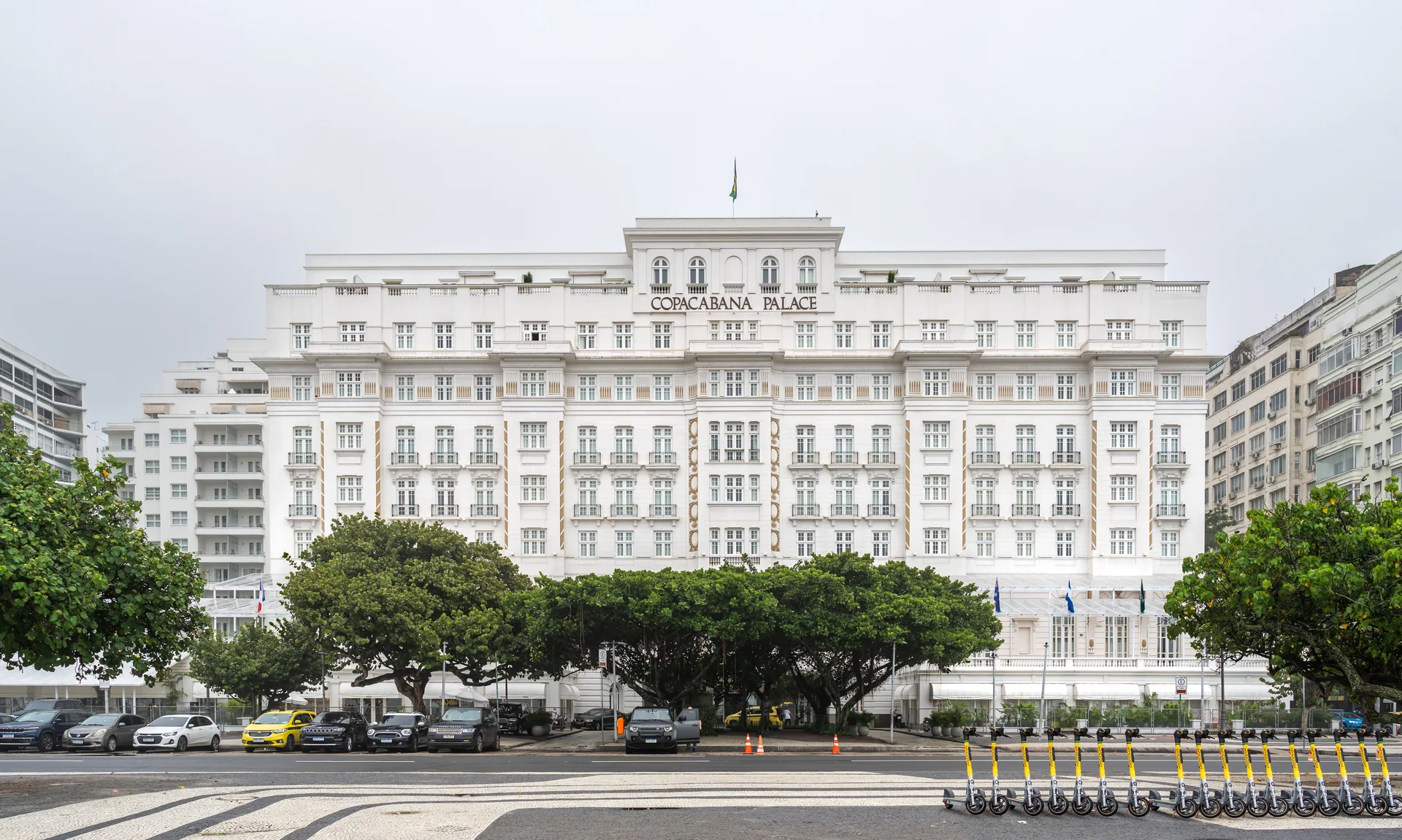 Fachada frontal clara do Copacabana Palace vista da Avenida Atlântica.