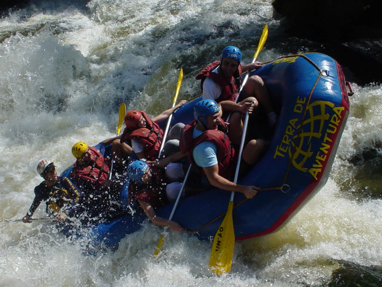 Participantes em bote de rafting no Rio Jacaré Pepira, em Brotas. Imagem de contexto do destino em Brotas; não representa o parceiro, a propriedade ou o serviço da Brotas Rafting.