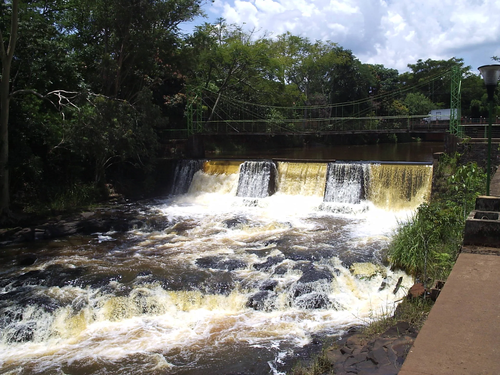 Parque dos Saltos e Rio Jacaré Pepira em Brotas, com queda d’água e ponte. Imagem de contexto do destino em Brotas; não representa o parceiro, a propriedade ou o serviço da Brotas Rafting.