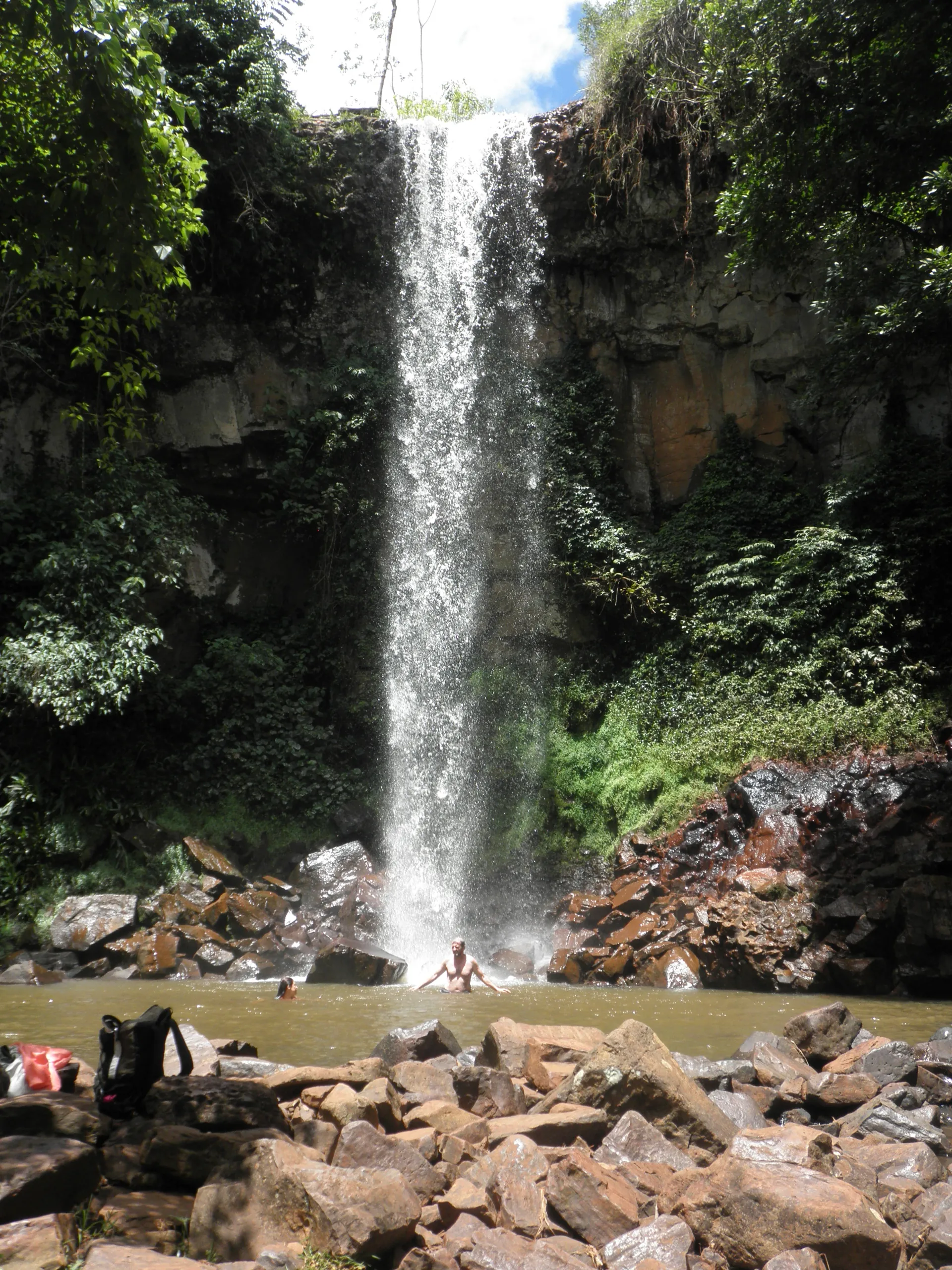 Cachoeira da Andorinha em Brotas, com vegetação e luz do dia. Imagem de contexto do destino em Brotas; não representa o parceiro, a propriedade ou o serviço da Brotas Rafting.