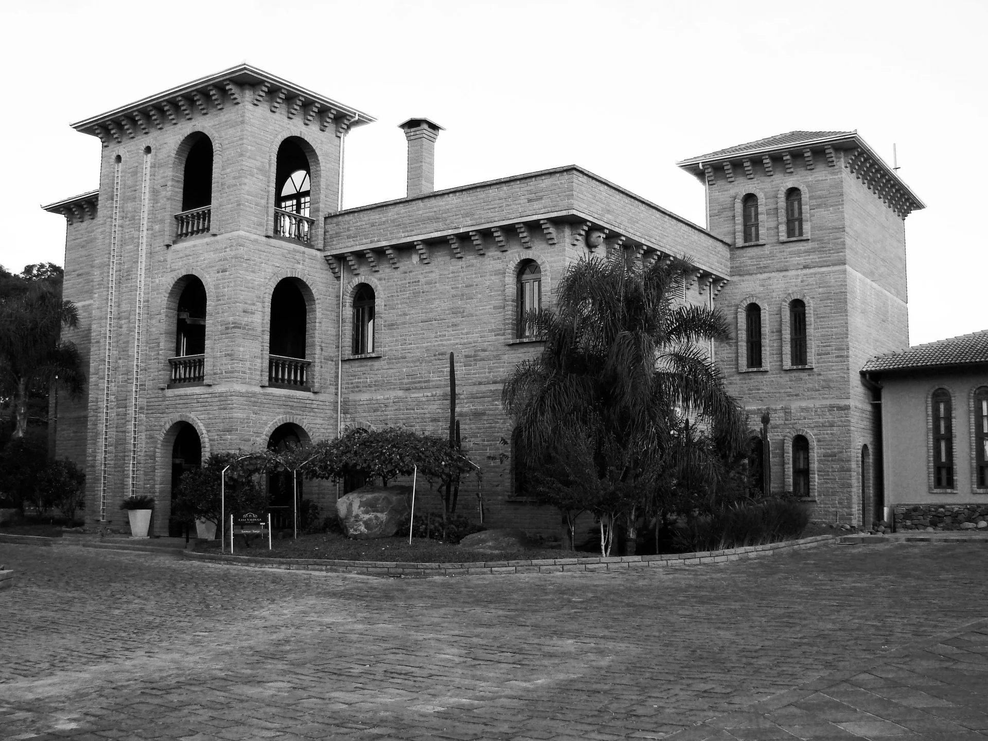 Fotografia de arquivo em preto e branco da fachada do edifício Casa Valduga em Bento Gonçalves.