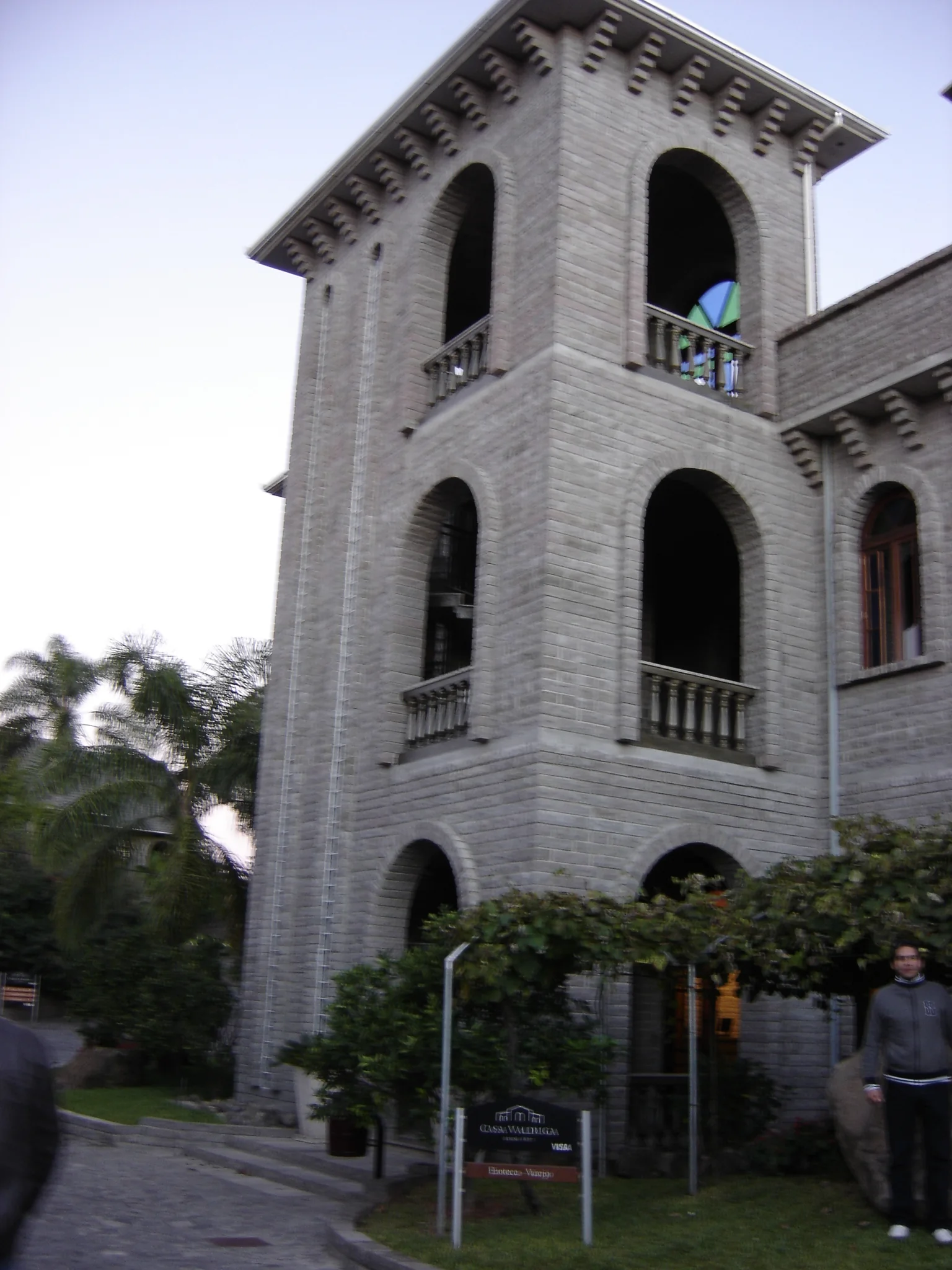 Fotografia de arquivo de 2008 mostrando torre de pedra e jardim da Casa Valduga em Bento Gonçalves.