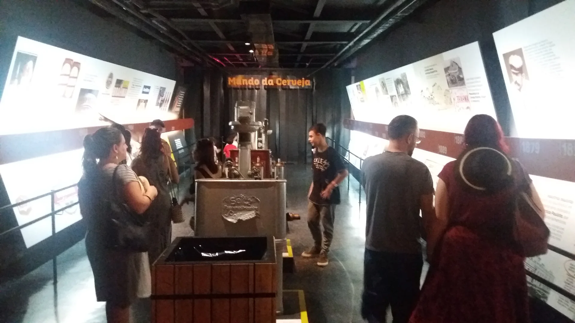 Visitantes em espaço expositivo da Cervejaria Bohemia, em Petrópolis.
