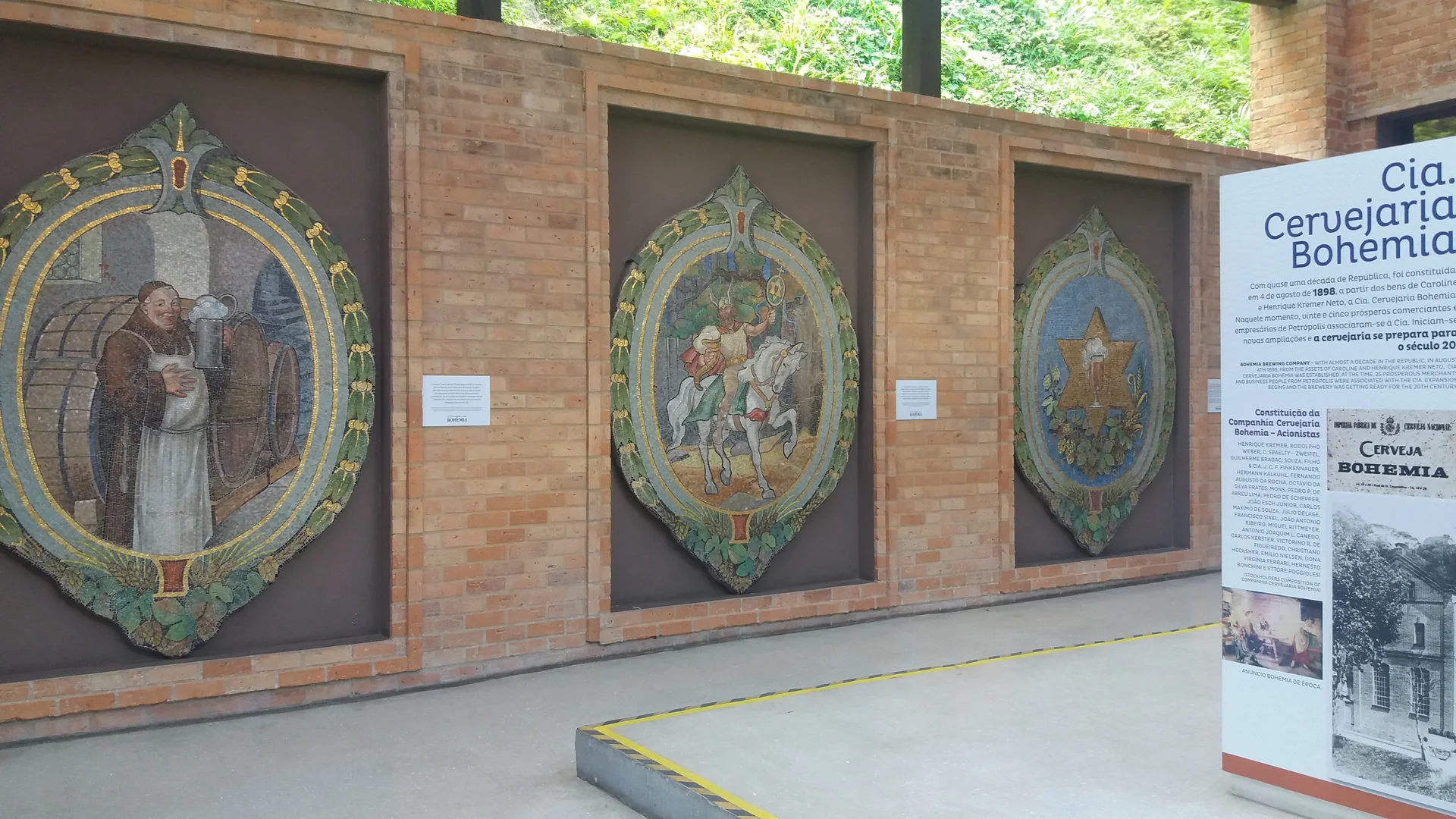 Painéis decorativos na Cervejaria Bohemia, em Petrópolis.