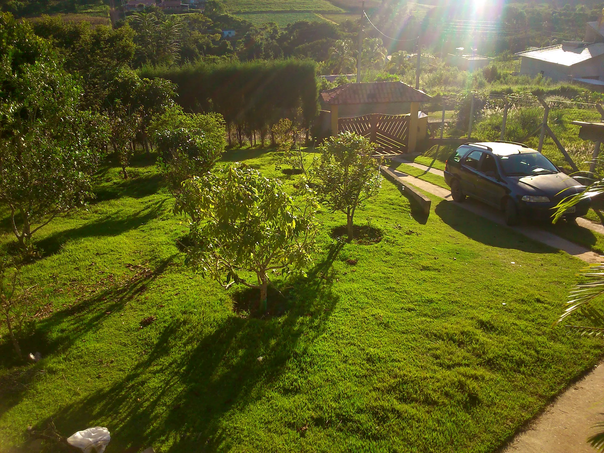 Imagem contextual do destino, não representa o Clara Resorts: jardim residencial ensolarado e vegetação em Ibiúna, São Paulo, em fotografia de arquivo de 2014.