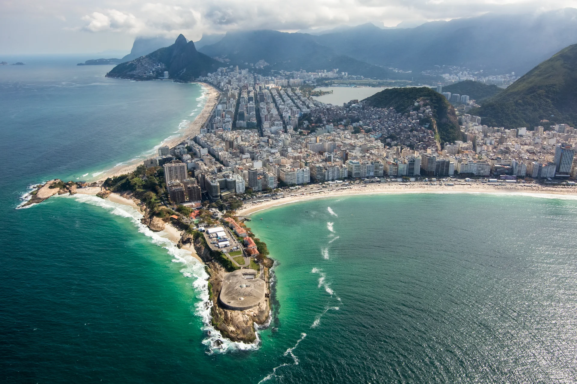 Panorama aéreo do Forte de Copacabana, da praia e da cidade do Rio de Janeiro; imagem de contexto do entorno, não da cafeteria.