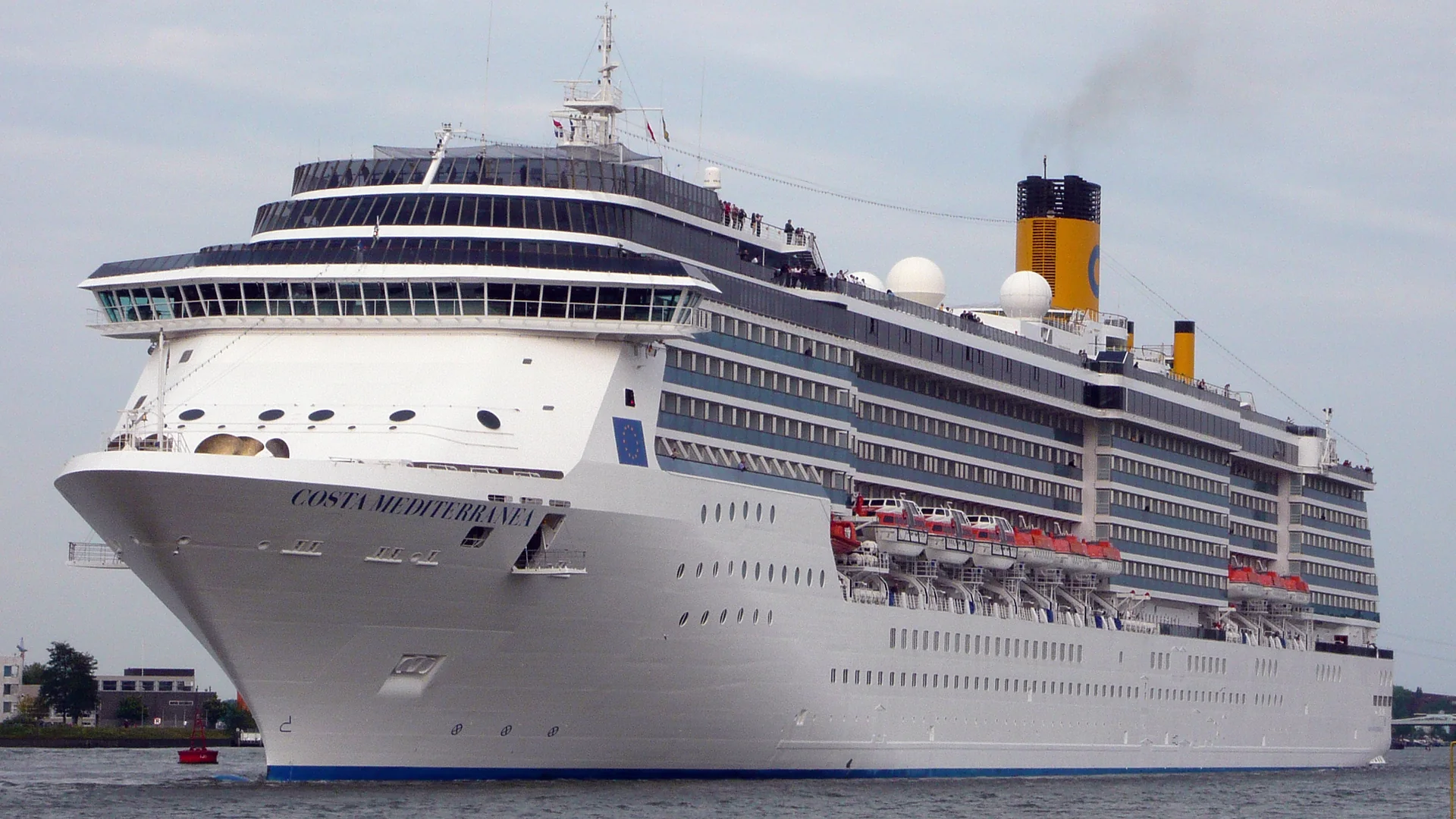 Fotografia histórica, de 2009, do navio Costa Mediterranea em Amsterdã, sob luz diurna.