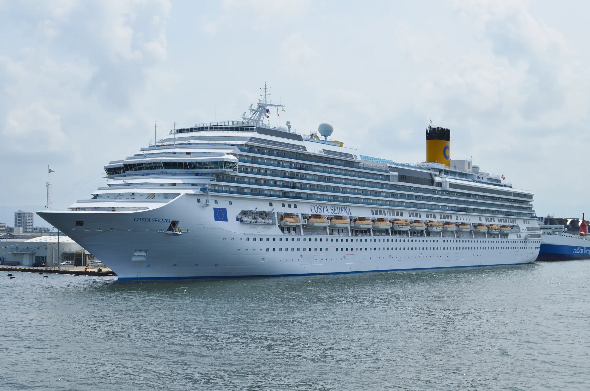 Fotografia histórica, de 2017, do navio Costa Serena no Porto de Hakata, em manhã clara.