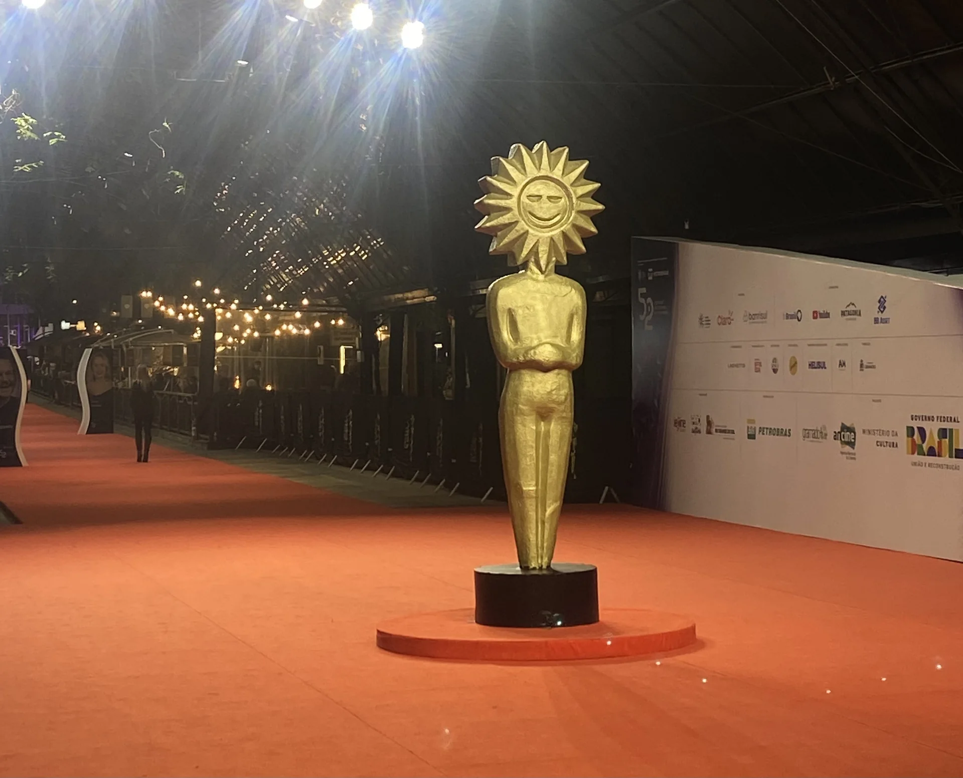 Kikito na entrada do tapete vermelho do Festival de Gramado em 2024.