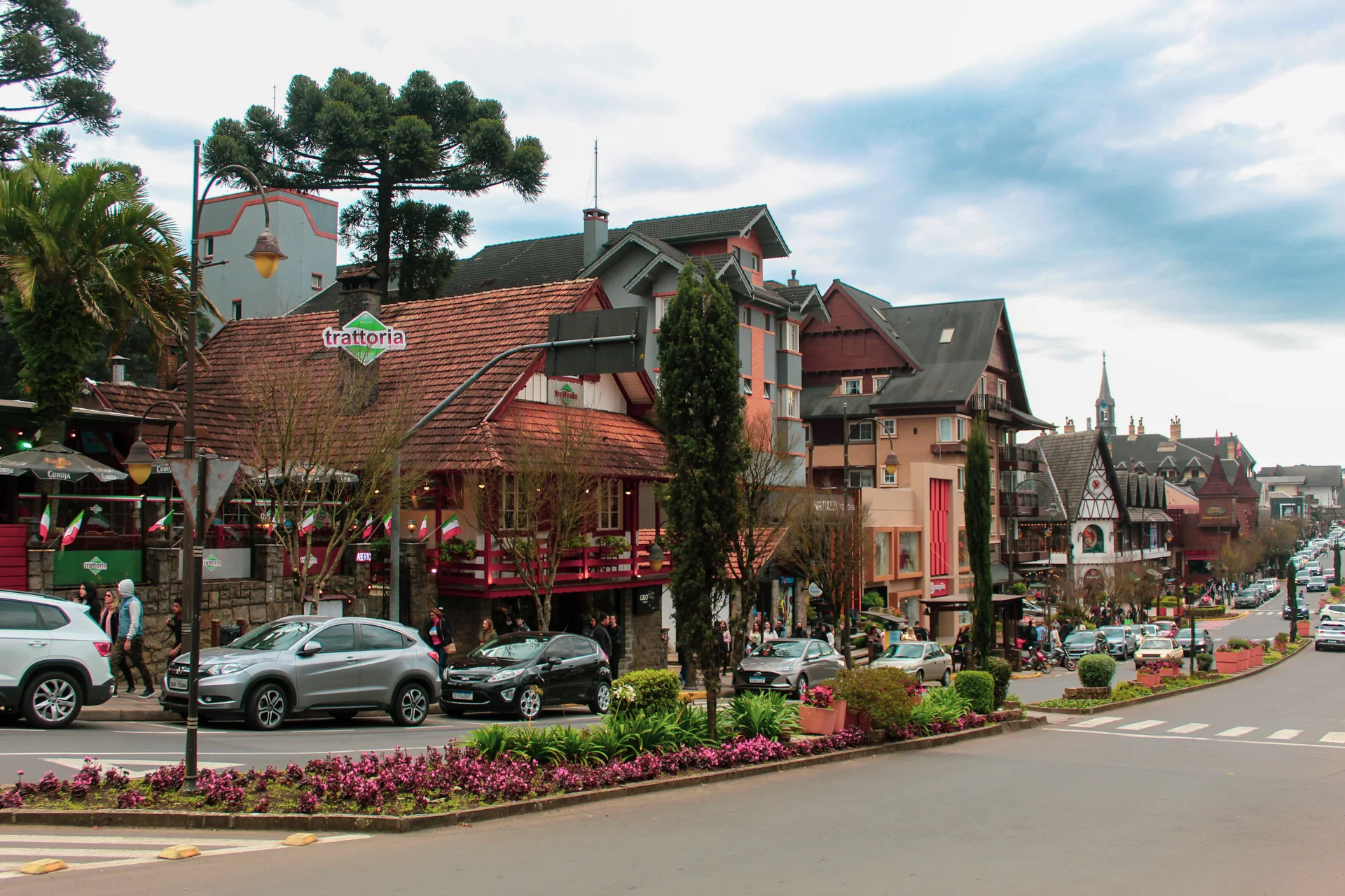 Contexto do destino: vista urbana diurna de Gramado, Rio Grande do Sul; não representa o Festival de Cinema de Gramado.
