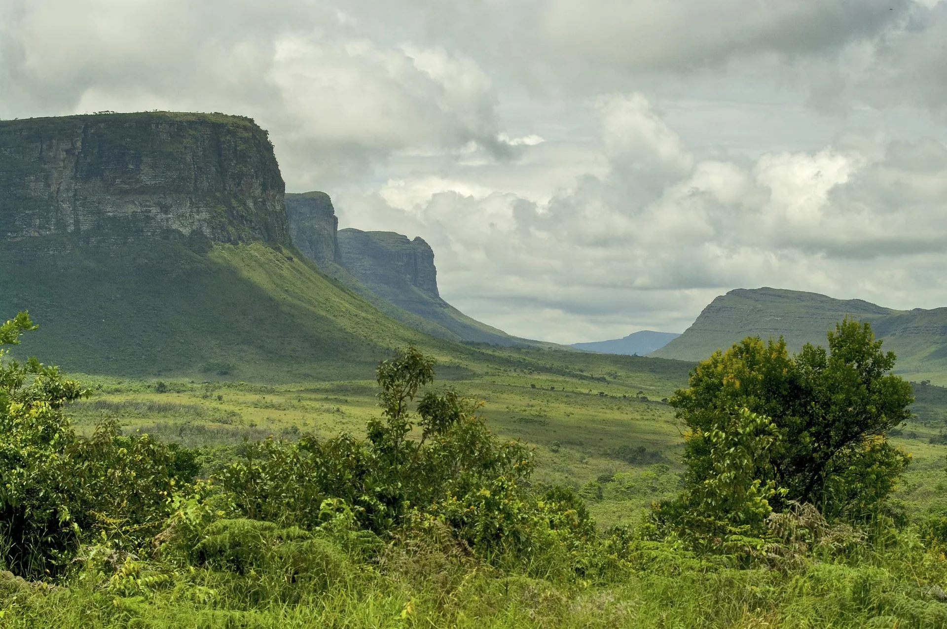 Imagem de contexto do destino: vale verde e paredões da Chapada Diamantina, Bahia; não representa o parceiro Flot Viagens, propriedade ou serviço.