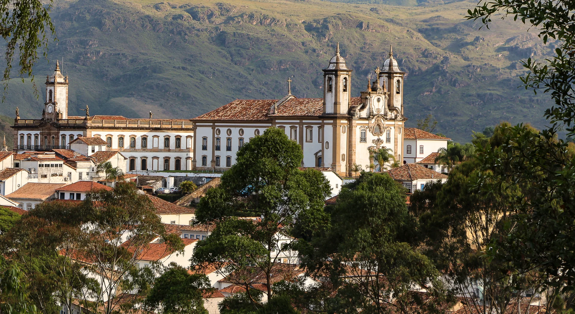 Imagem de contexto do destino: arquitetura histórica e montanhas de Ouro Preto, Minas Gerais; não representa o parceiro Flot Viagens, propriedade ou serviço.
