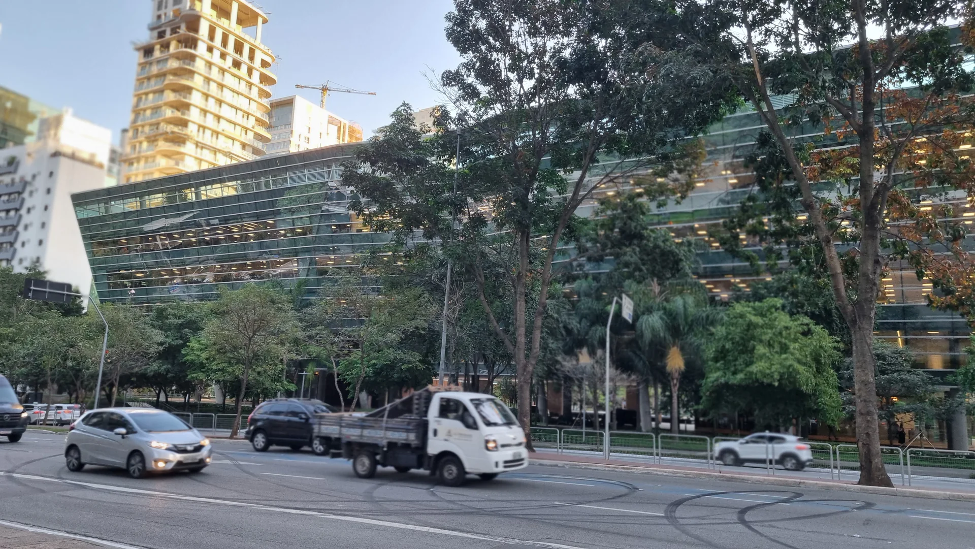 Imagem de contexto de edifícios e árvores na Avenida Faria Lima, em São Paulo; é contexto e não representa o parceiro, a propriedade ou o serviço.
