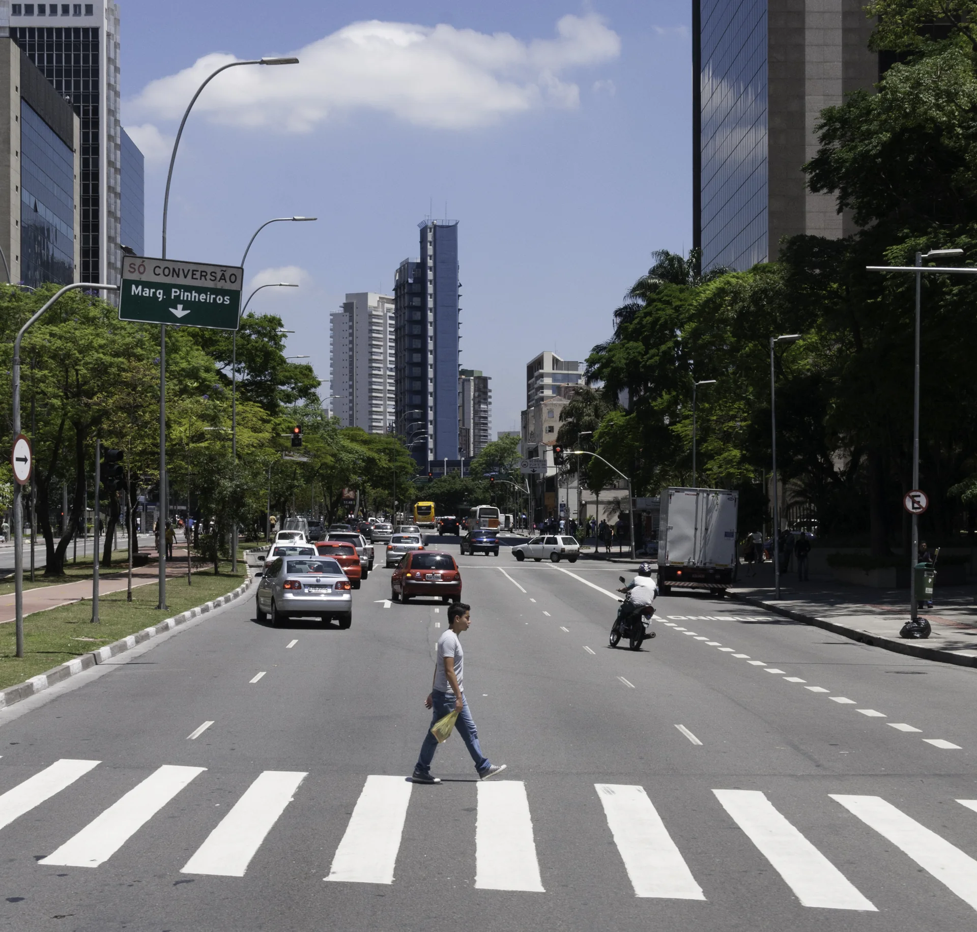 Imagem de contexto diurna da faixa de pedestres e dos edifícios da Avenida Faria Lima, em São Paulo; é contexto e não representa o parceiro, a propriedade ou o serviço.