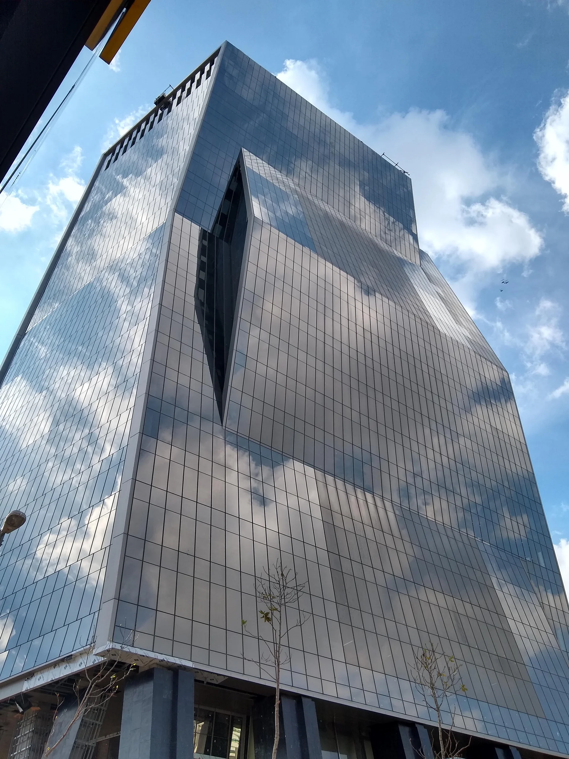 Imagem de contexto de edifício corporativo sob céu claro na região da Faria Lima, em São Paulo; é contexto e não representa o parceiro, a propriedade ou o serviço.