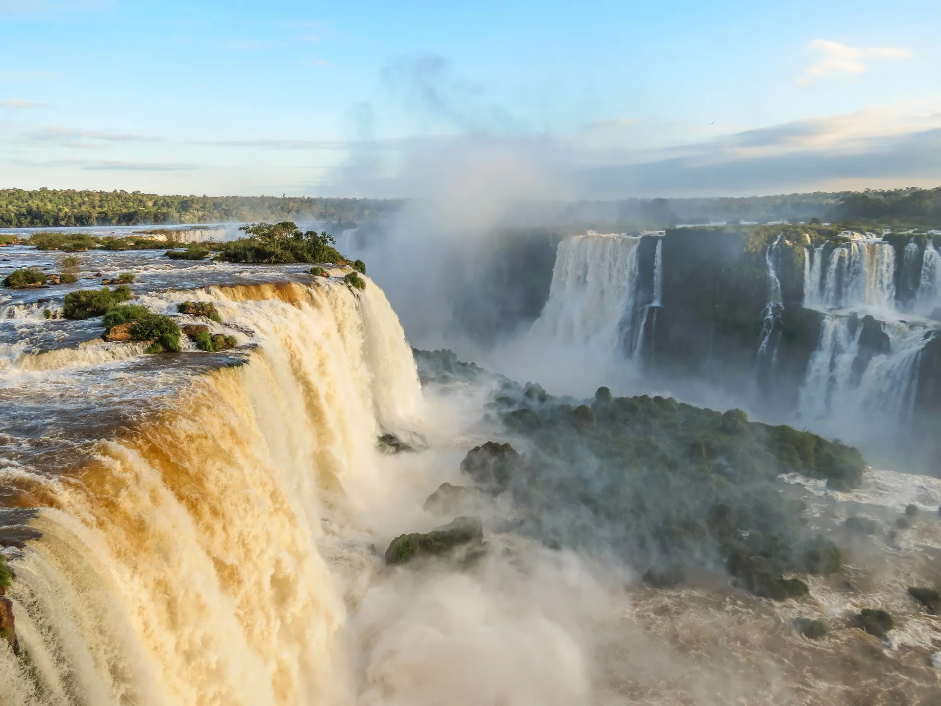 Imagem de contexto do destino Brasil: vista ensolarada das Cataratas do Iguaçu; não representa o parceiro Guias Pelo Brasil, suas propriedades ou serviços.