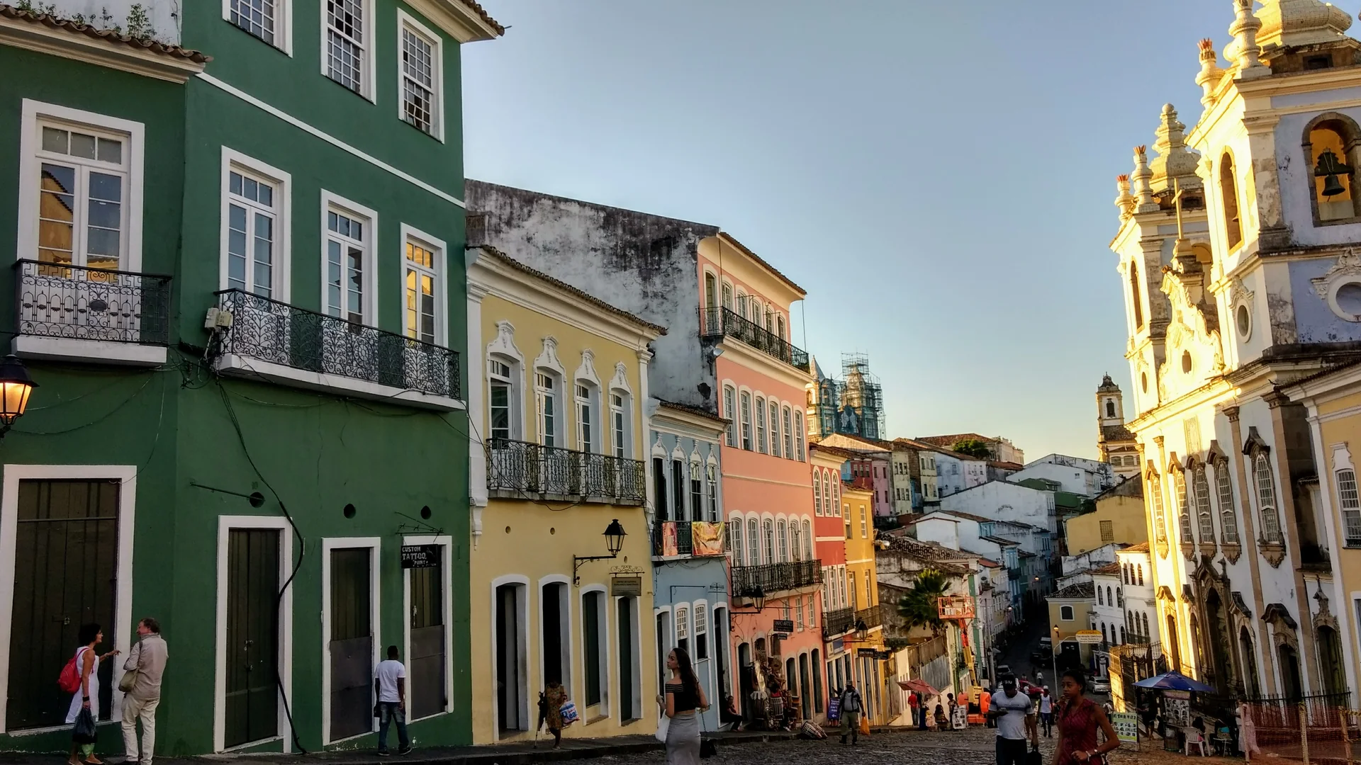 Imagem de contexto do destino Brasil: casarios coloridos do Pelourinho, em Salvador; não representa o parceiro Guias Pelo Brasil, suas propriedades ou serviços.