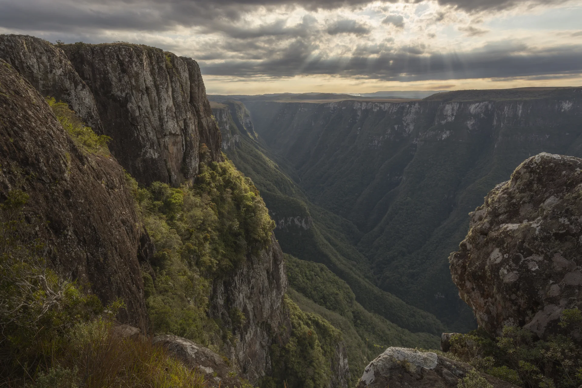 Imagem de contexto do destino Brasil: cânion do Parque Nacional da Serra Geral, em Santa Catarina; não representa o parceiro Guias Pelo Brasil, suas propriedades ou serviços.