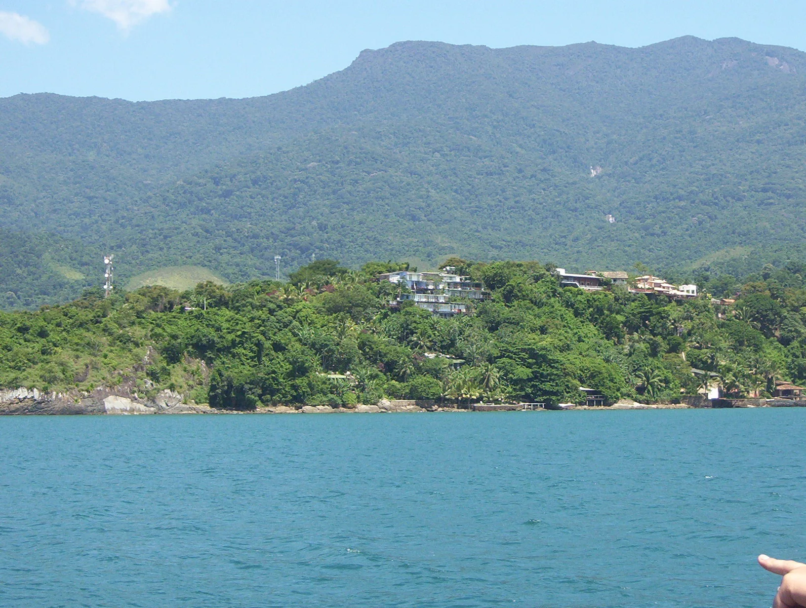 Imagem de contexto de mar, vegetação e montanhas no Parque Estadual de Ilhabela; não representa o parceiro, a propriedade ou os serviços do Hostel da Vila Ilhabela.