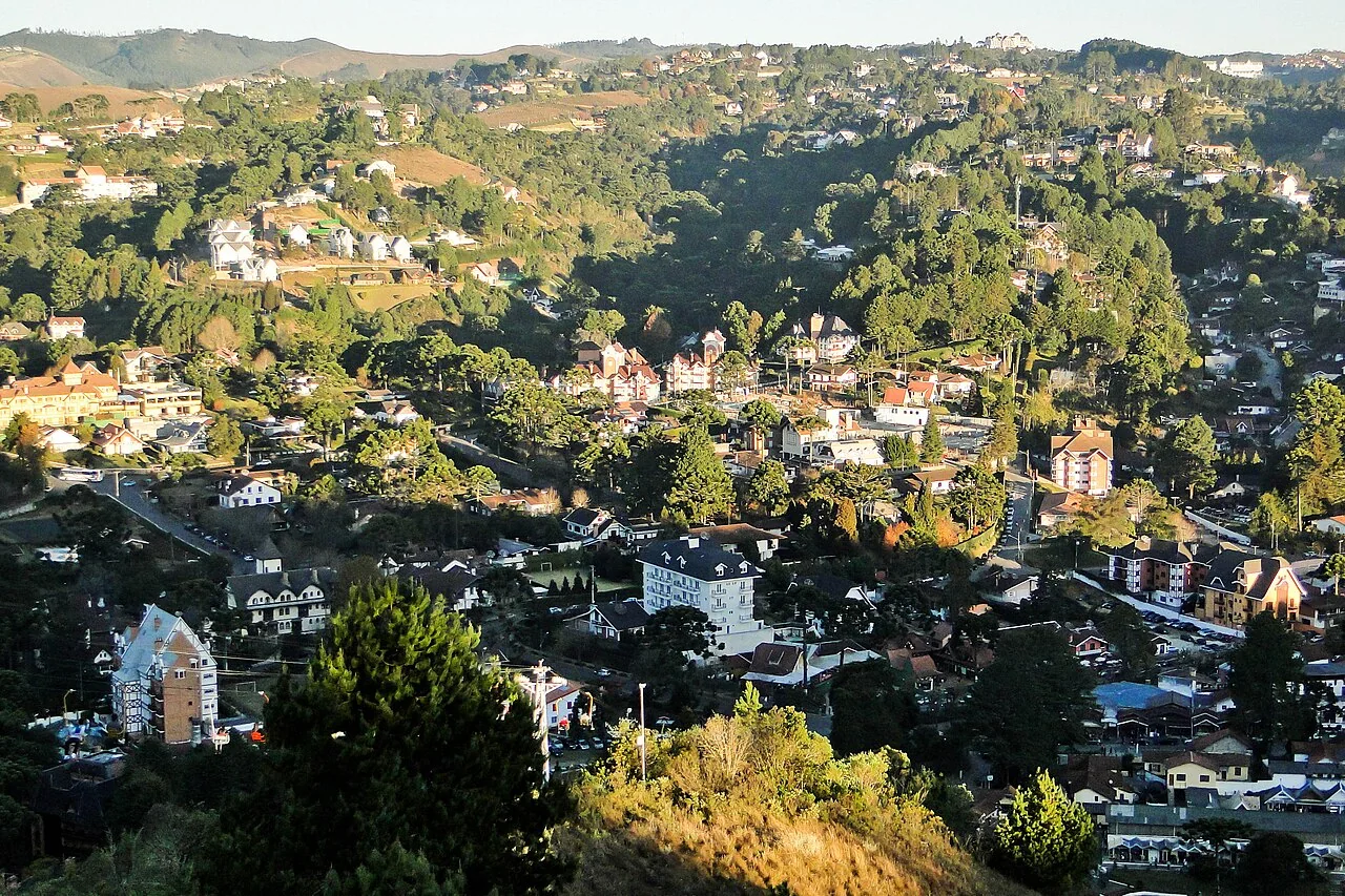 Imagem contextual de panorama urbano colorido de Campos do Jordão; não representa o Hotel Toriba, a propriedade ou seus serviços.