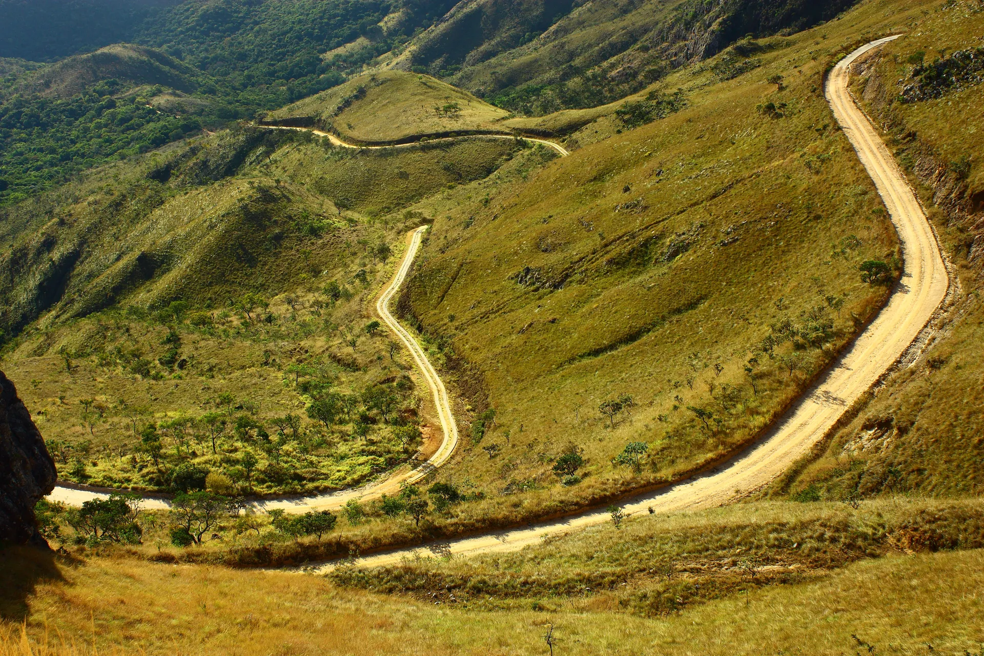 Imagem contextual de estrada de acesso ao pico do morro das antenas em Piumhi, Minas Gerais; não representa a Localiza, sua frota ou seus serviços.