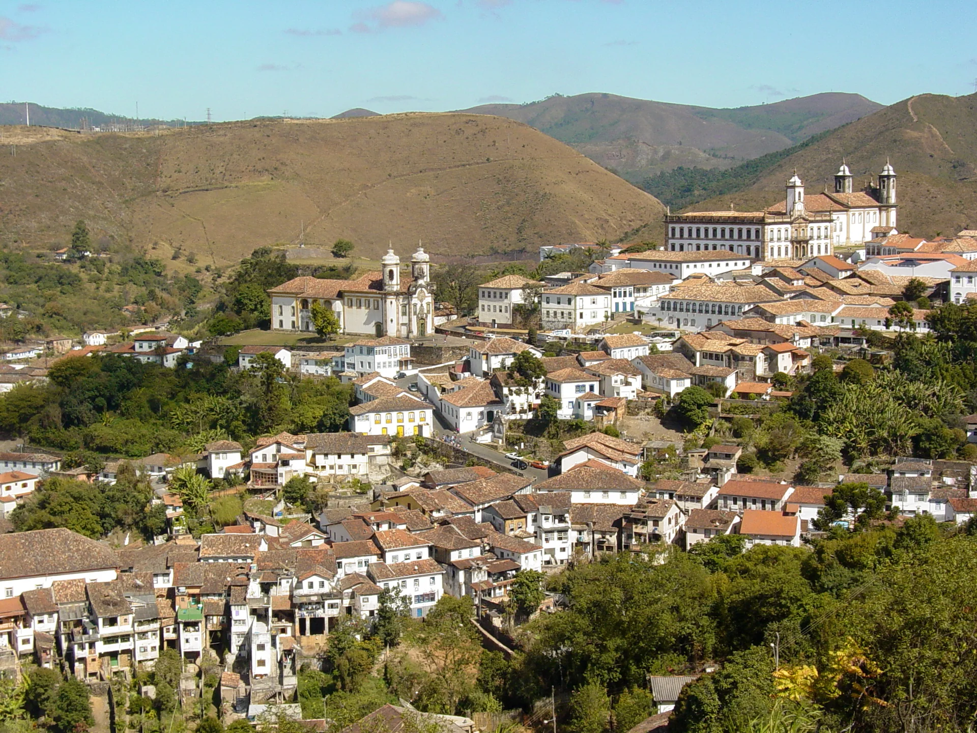 Imagem contextual de Ouro Preto, Minas Gerais, vista da estrada de acesso; não representa a Localiza, sua frota ou seus serviços.