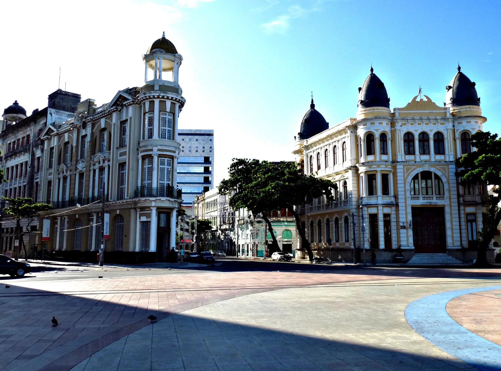 Imagem contextual ensolarada da Praça do Marco Zero, no Recife Antigo; não representa o parceiro Luck Receptivo, a propriedade ou o serviço.