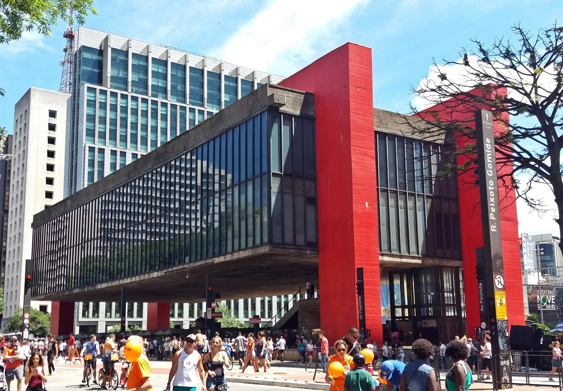 Museu de Arte de São Paulo (MASP), de estrutura vermelha, em dia claro na Avenida Paulista. Imagem contextual de São Paulo; as imagens contextuais não representam a MCI Brasil, seus serviços, equipe ou instalações.
