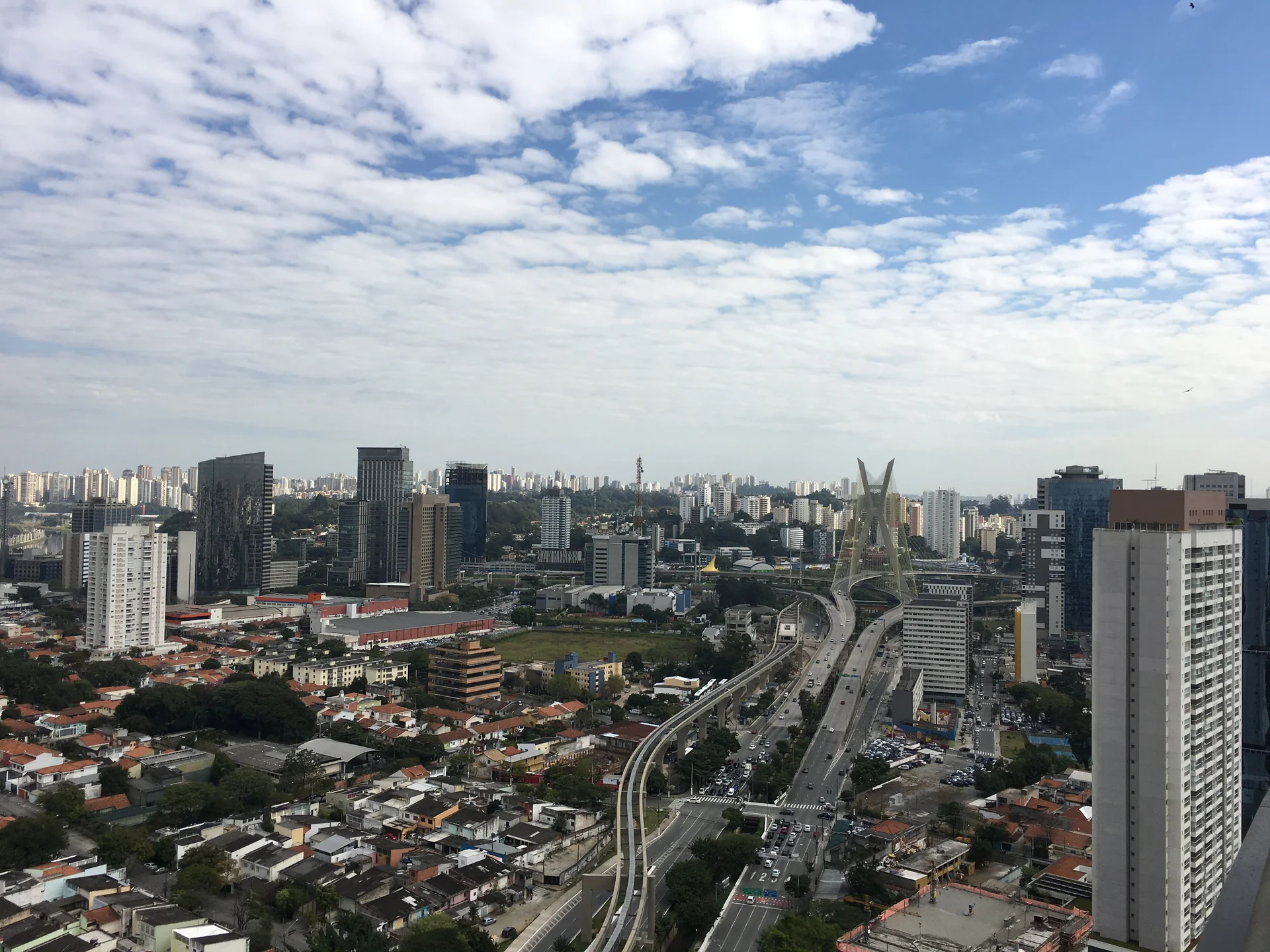 Imagem de contexto do destino: vista clara e colorida do Brooklin Novo, em São Paulo, com a Ponte Octávio Frias de Oliveira ao fundo; não representa o parceiro, a propriedade ou qualquer serviço do Mercure São Paulo Berrini.