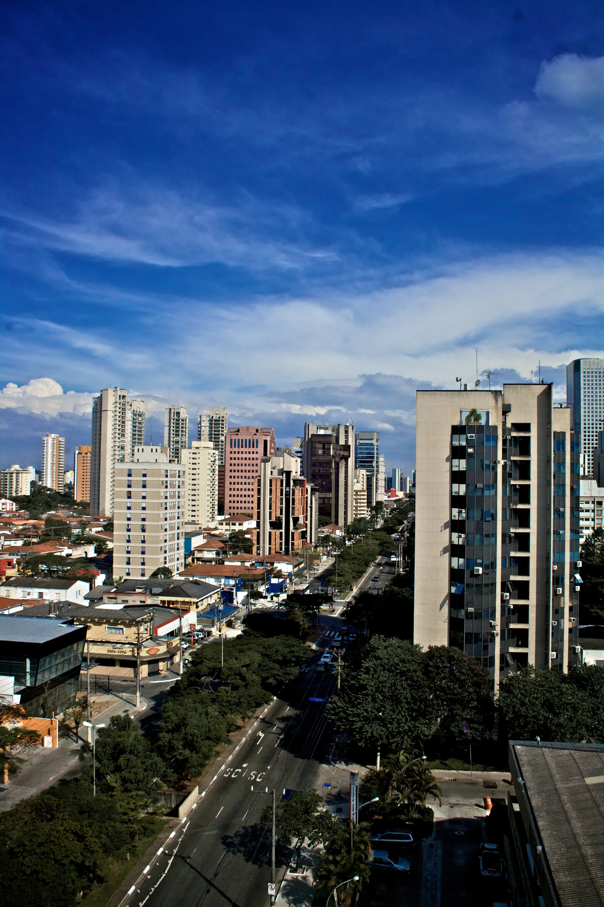 Imagem de contexto do destino: paisagem urbana colorida da Berrini, em São Paulo, sob céu azul; não representa o parceiro, a propriedade ou qualquer serviço do Mercure São Paulo Berrini.