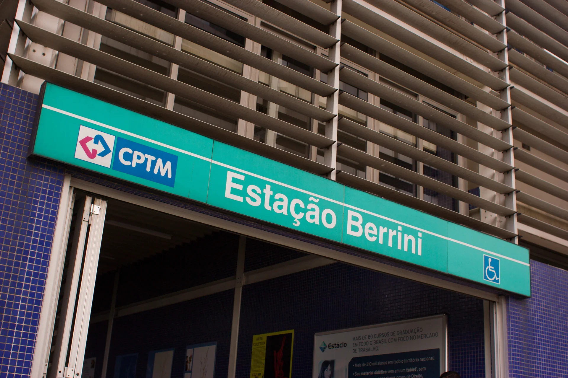 Imagem de contexto do destino: entrada colorida da Estação Berrini, em São Paulo; não representa o parceiro, a propriedade ou qualquer serviço do Mercure São Paulo Berrini.