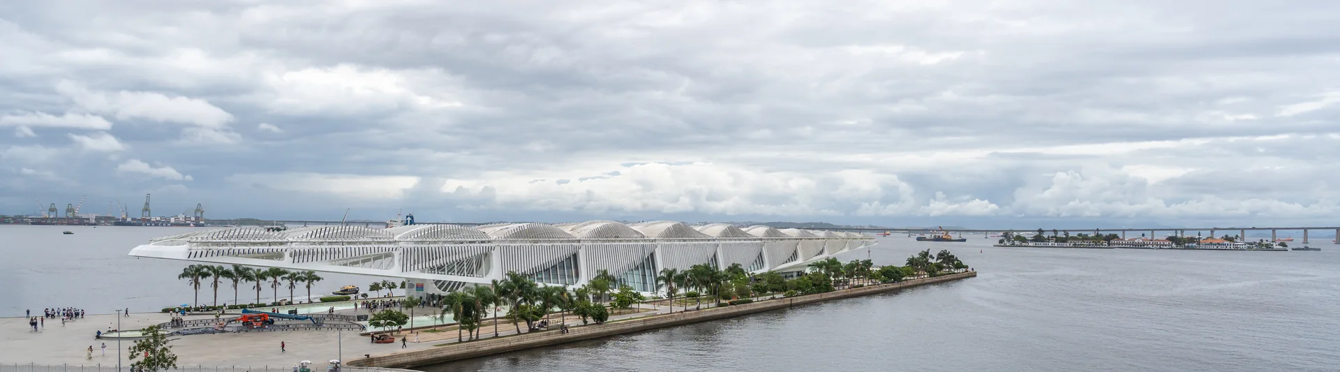 Vista panorâmica do Museu do Amanhã junto à Baía de Guanabara.