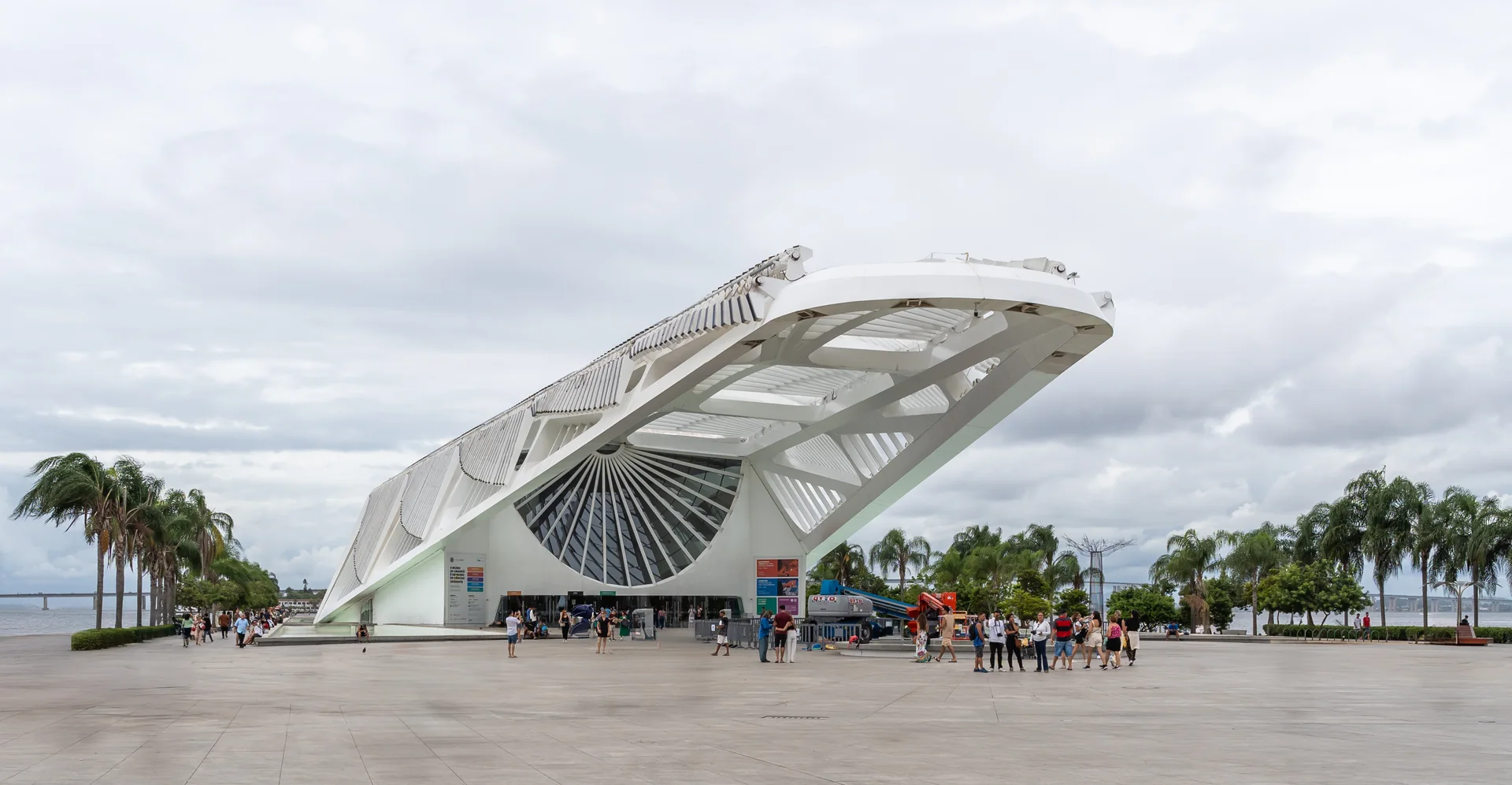 Entrada e estrutura externa branca do Museu do Amanhã, na Praça Mauá.