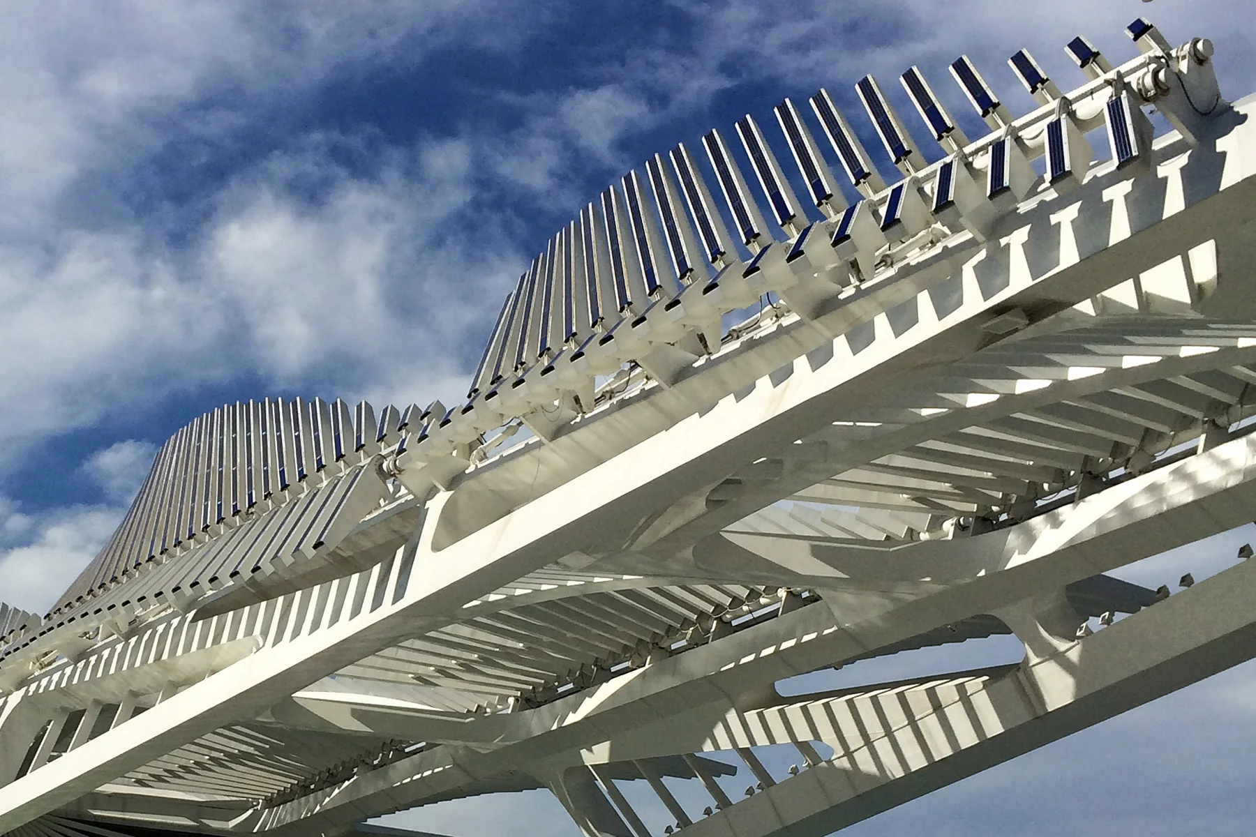 Detalhe das estruturas móveis e painéis solares no teto do Museu do Amanhã.