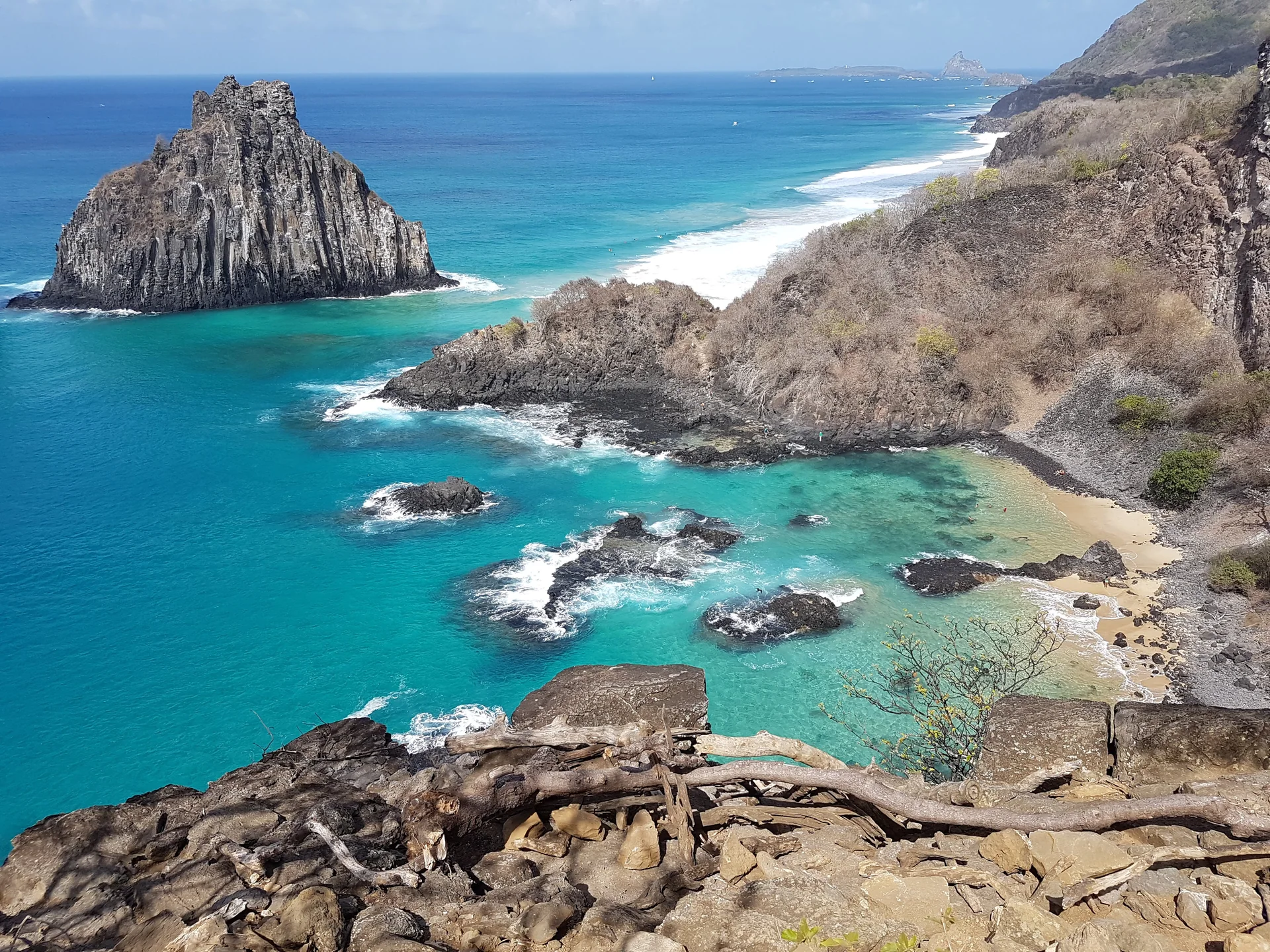 Imagem de contexto da Praia da Atalaia, em Fernando de Noronha, com mar turquesa sob sol. Esta imagem é contexto e não representa o parceiro, a propriedade ou o serviço da Orinter Tour & Travel.