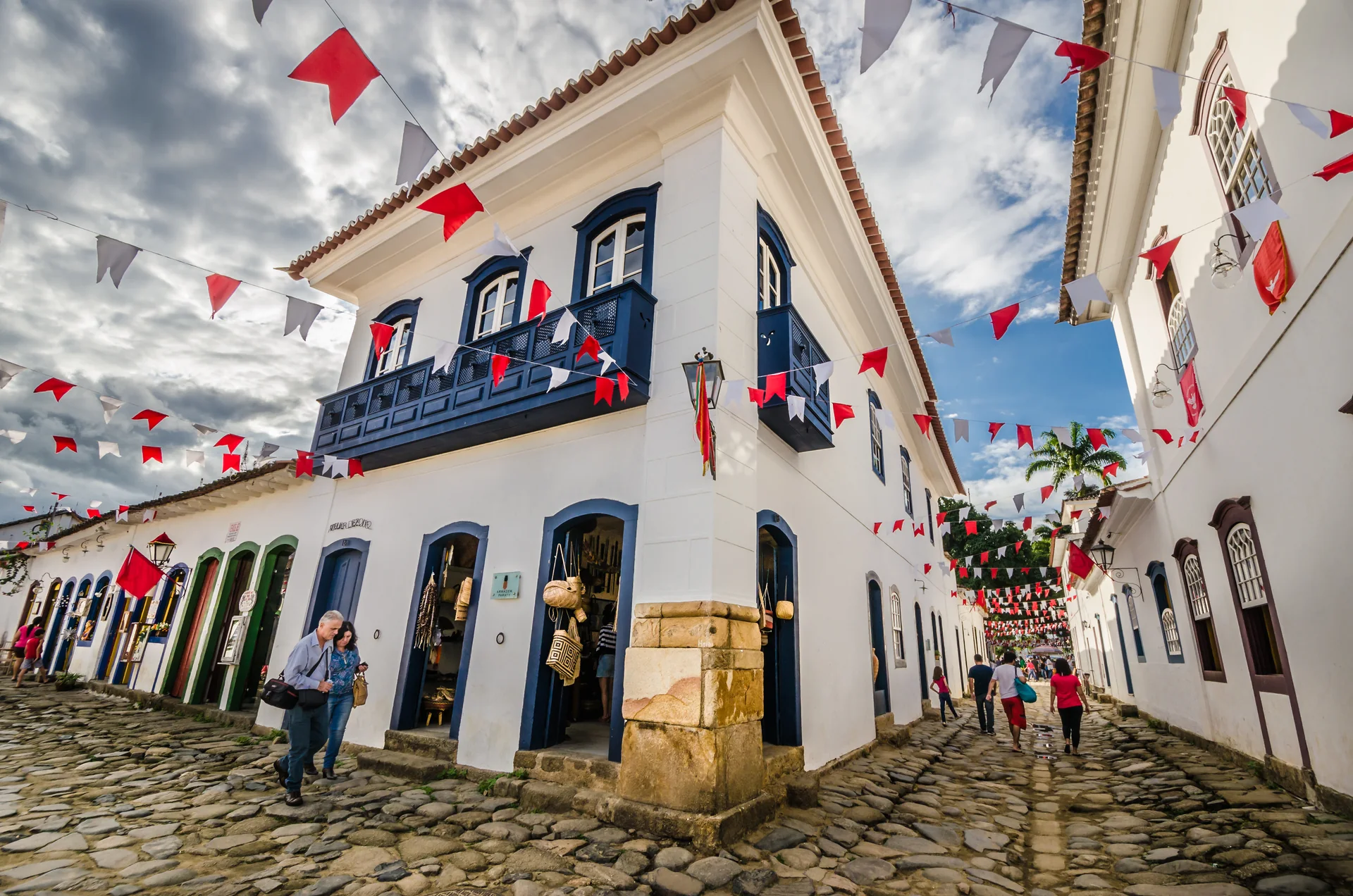 Imagem contextual do Centro Histórico de Paraty: esquina de casarios coloniais com bandeirolas; não retrata a Pousada Literária.