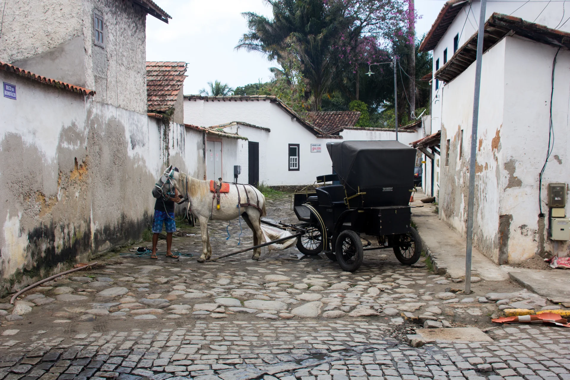 Imagem contextual de uma rua histórica de Paraty com charrete; não retrata a Pousada Literária.