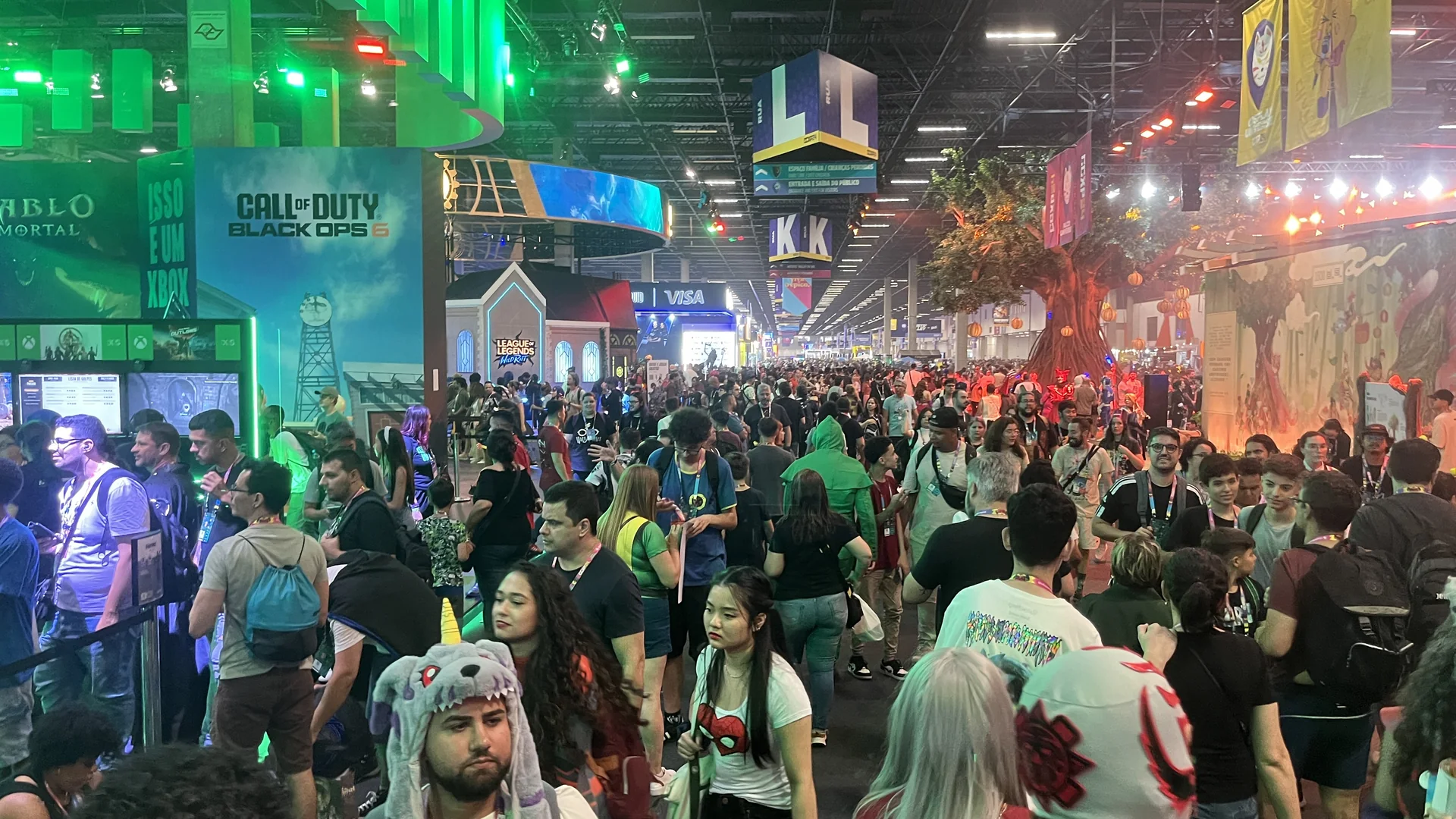 Imagem de contexto de feira: circulação e estandes na CCXP 2024; não representa o parceiro/propriedade/serviço São Paulo Expo nem indica programação atual.