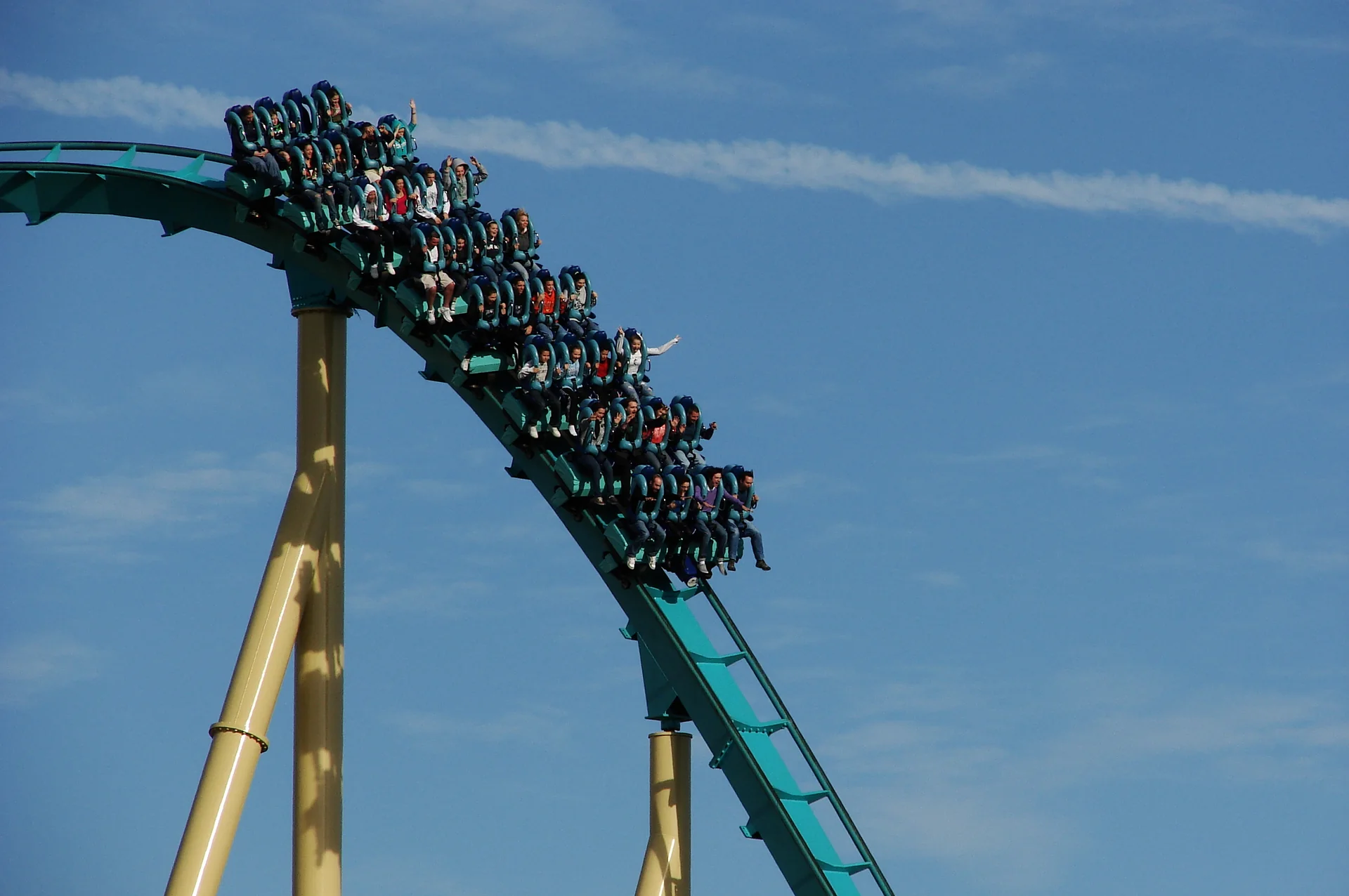 Trem da montanha-russa Kraken em curva contra céu azul no SeaWorld Orlando; fotografia histórica de 2009, sem espetáculo animal.