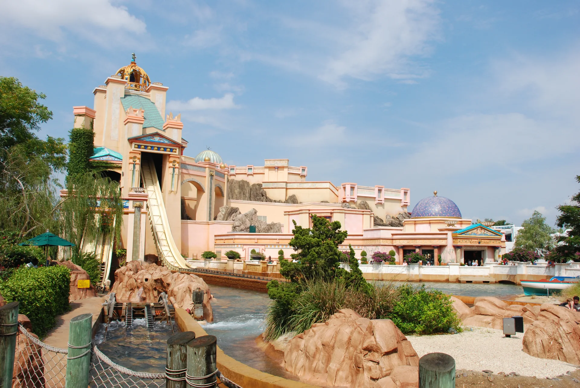 Estrutura da atração Journey to Atlantis no SeaWorld Orlando em dia claro; fotografia histórica de 2008, sem espetáculo animal.