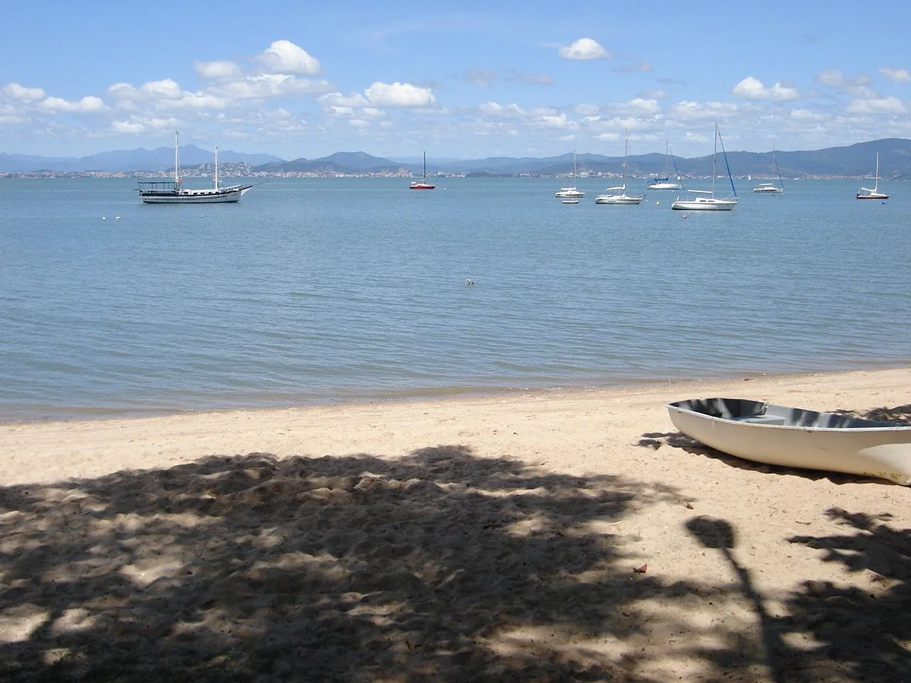 Contexto do destino: Praia de Santo Antônio de Lisboa, Florianópolis; não representa a Seazone.